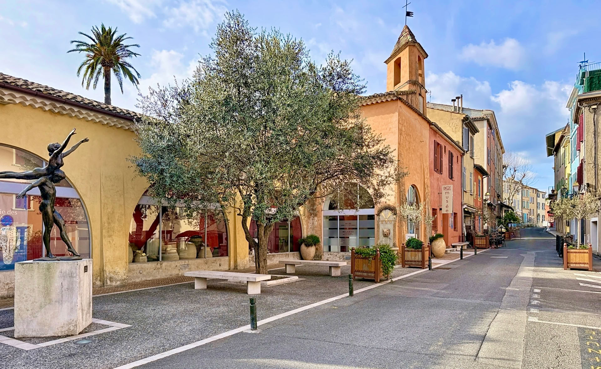 Biot, a charming village on the French Riviera, captivates visitors with its authenticity, artistic heritage, and natural beauty. Located just a few kilometers from the Mediterranean, this perched town offers a blend of history, craftsmanship, and picturesque landscapes.