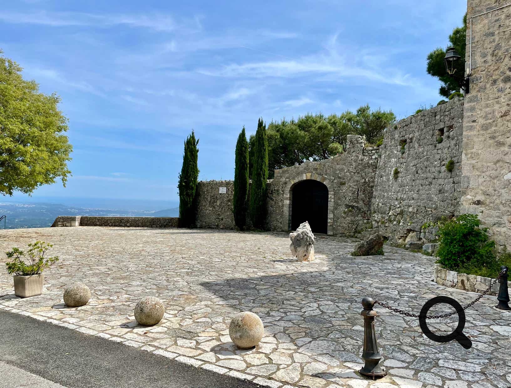 Perché à 550 mètres d’altitude, Cabris est un charmant village provençal situé dans les Alpes-Maritimes, à proximité de Grasse, la capitale mondiale du parfum. Entouré de collines boisées et offrant une vue panoramique exceptionnelle jusqu’à la mer, Cabris séduit immédiatement par son authenticité et son atmosphère paisible.