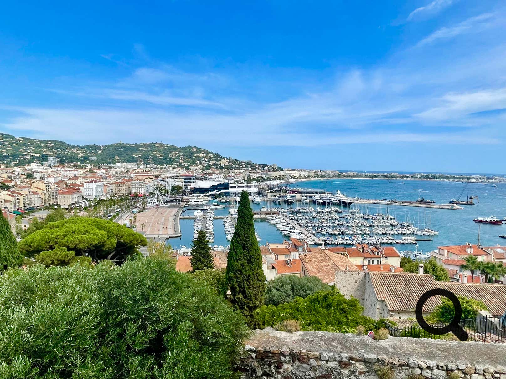 Don’t hesitate to climb to the very top of the square tower, where the view over Cannes and its surroundings is simply spectacular: the port, the Lérins Islands, the bay, and the Estérel mountains. You’ll feel as if you’re overlooking the entire city, framed by the shimmering sea, ochre rooftops, and distant hills.