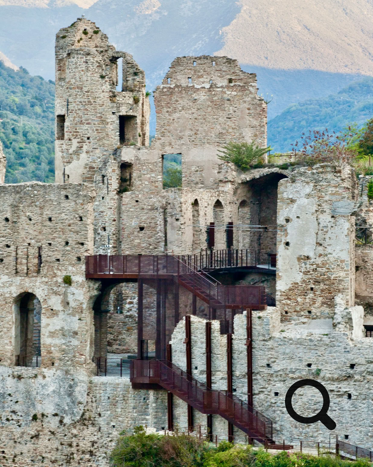 Le Castello dei Doria domine l'ensemble du village depuis les hauteurs. Même partiellement en ruines, le château offre une vue magnifique sur les toits de Dolceacqua, la vallée et les collines environnantes.