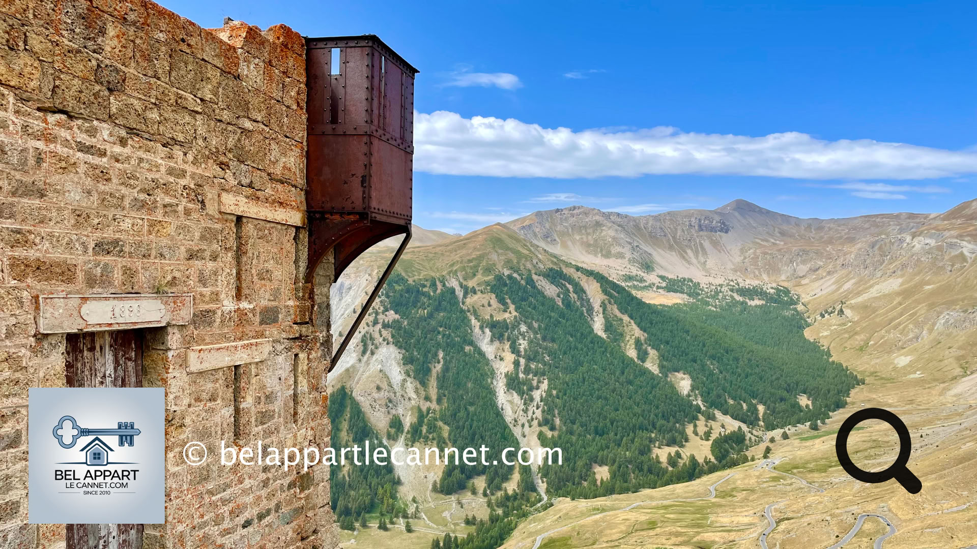 Un sentier de montagne permet de monter jusqu’au mini fort et aux anciens blockhaus des Fourches, perchés sur les hauteurs au-dessus du Camp des Fourches.