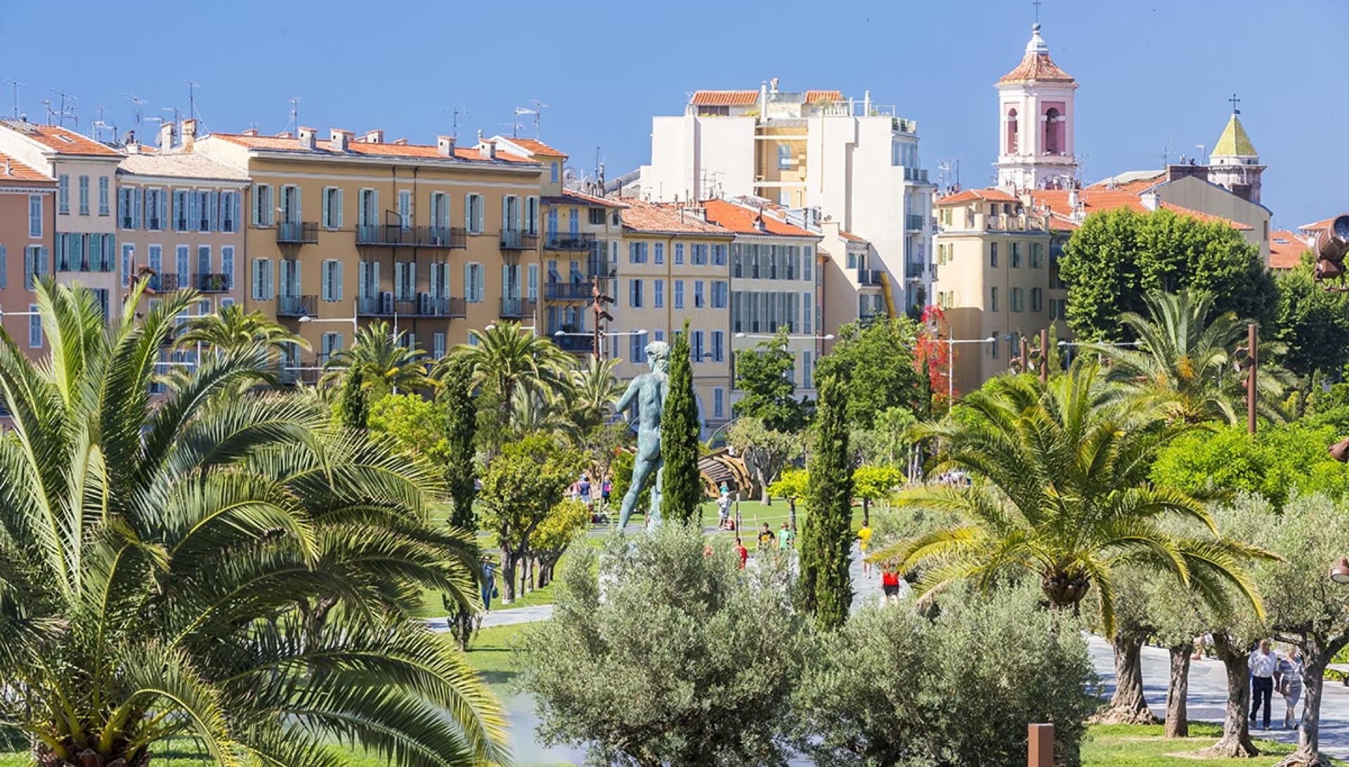La Coulée Verte a totalement transformé le cœur de Nice en créant un vaste espace piéton mêlant, jardins méditerranéens, fontaines, aires de jeux, promenades ombragées, et grands espaces de détente.