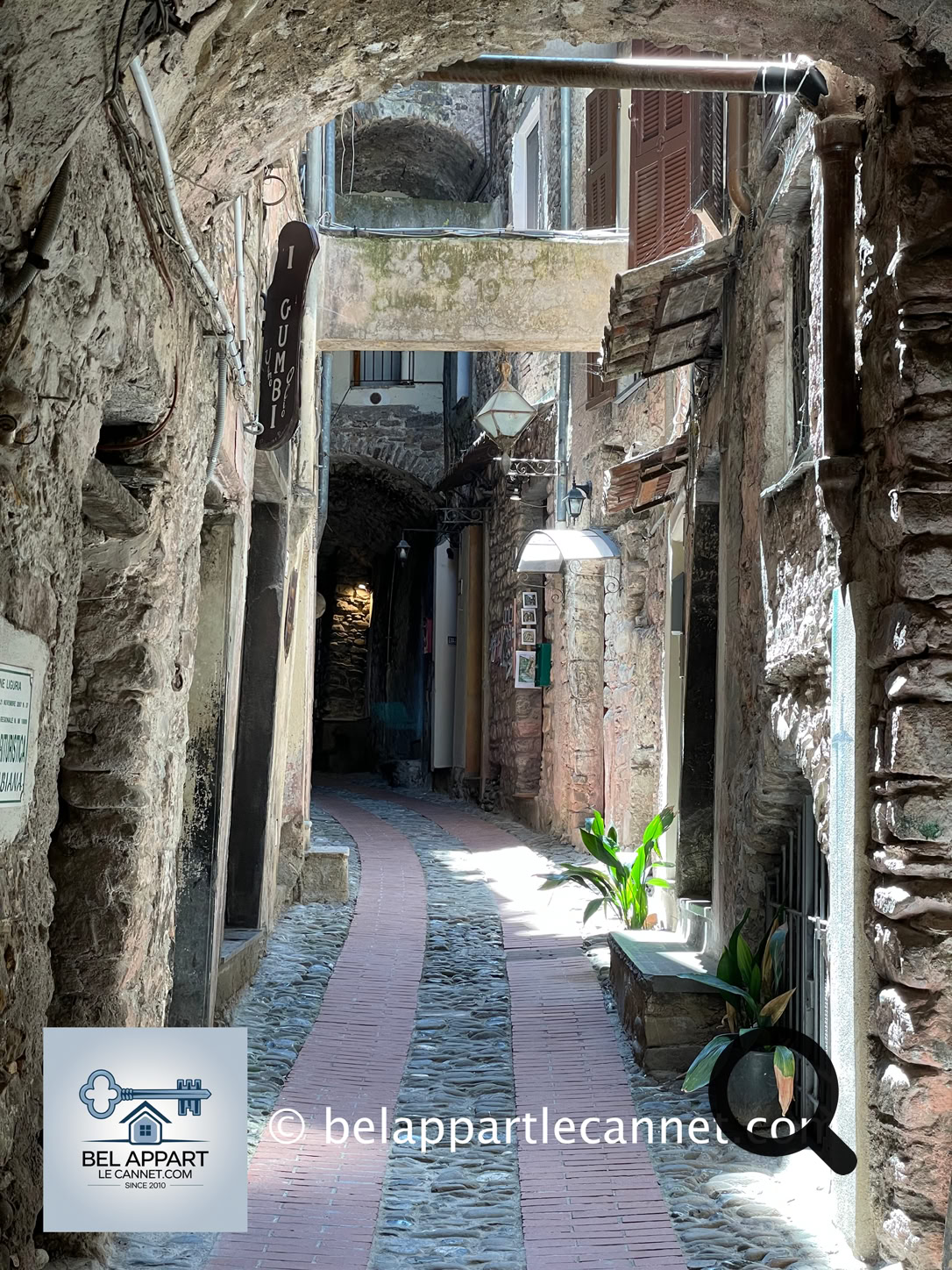En se promenant dans les ruelles, on découvre une ambiance authentique et paisible typique des villages ligures de l'arrière-pays. Certaines maisons semblent presque suspendues les unes au-dessus des autres, créant un décor très photogénique.