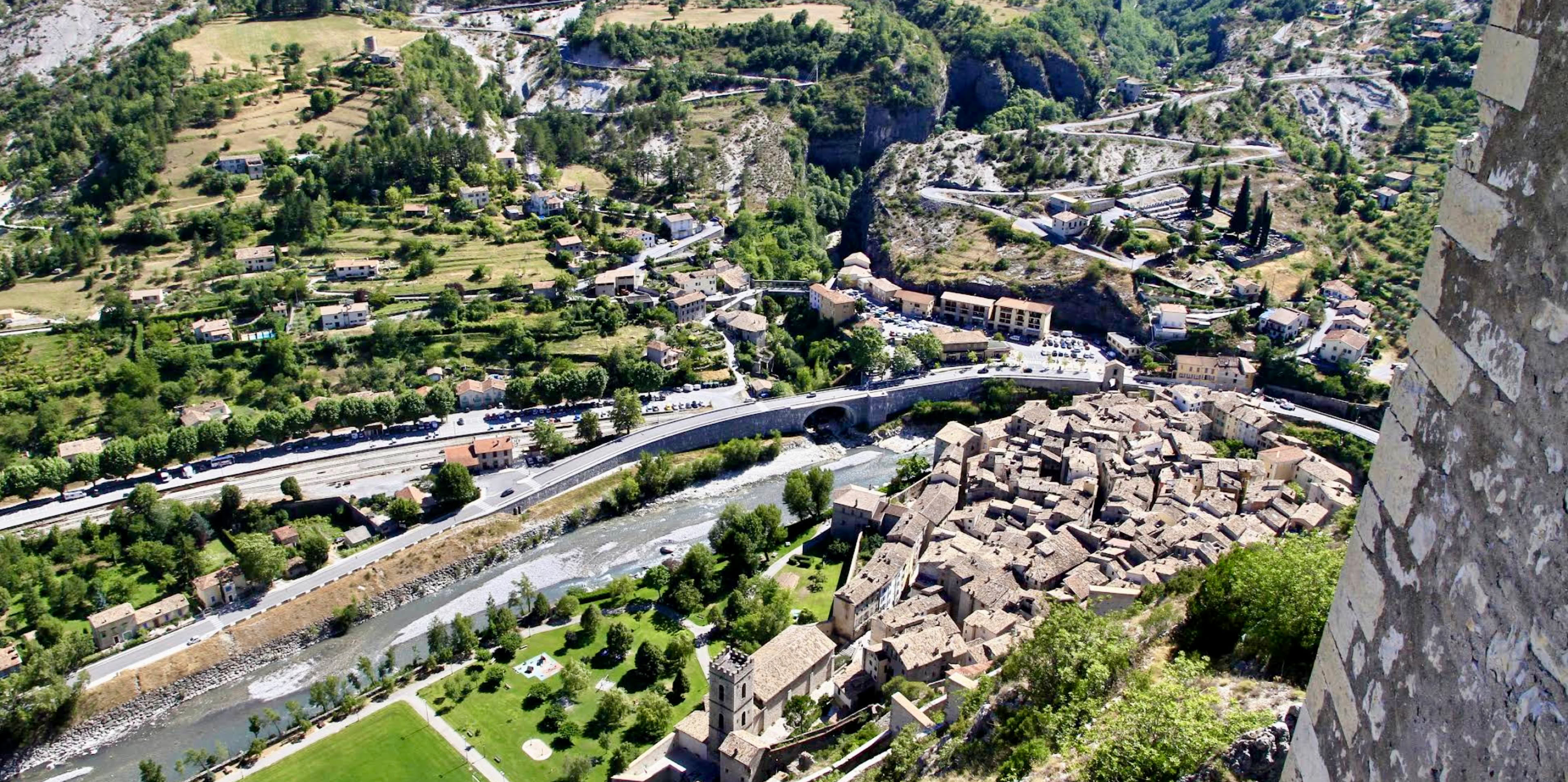Once at the summit, the panorama is exceptional. The ramparts, former barracks, drawbridges, and defensive walls bear witness to the military engineering genius of the time. From the fortress terraces, the view extends across the entire valley, and it is easy to understand why Entrevaux was long considered an almost impregnable stronghold.