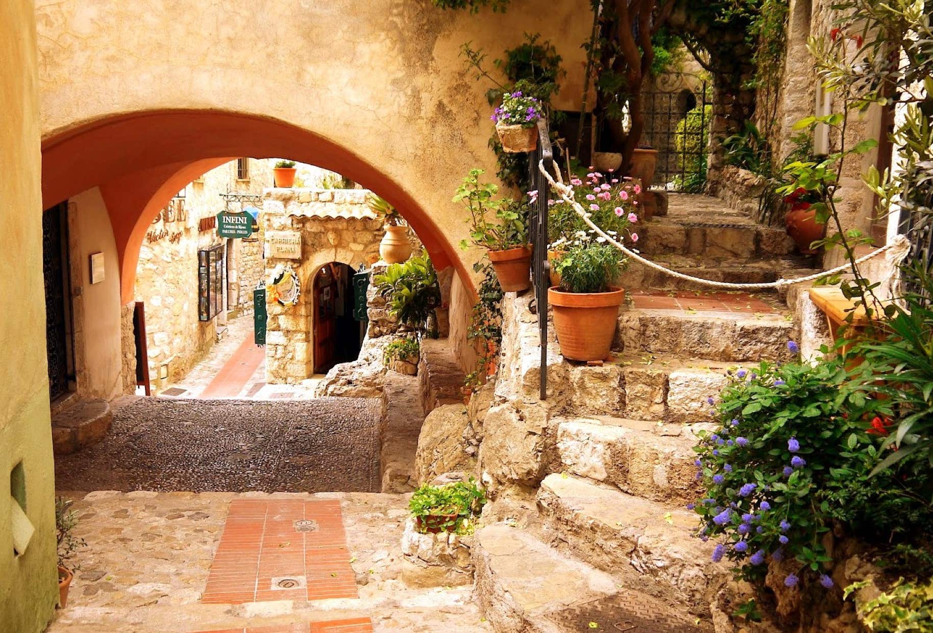 Dès votre arrivée, vous serez transporté dans un autre temps grâce aux murailles médiévales et aux ruelles pavées bordées de maisons en pierre, de boutiques d’artisans et de galeries d’art. Chaque coin du village invite à l’exploration, avec des passages étroits, des escaliers sinueux et des fleurs qui décorent les façades.