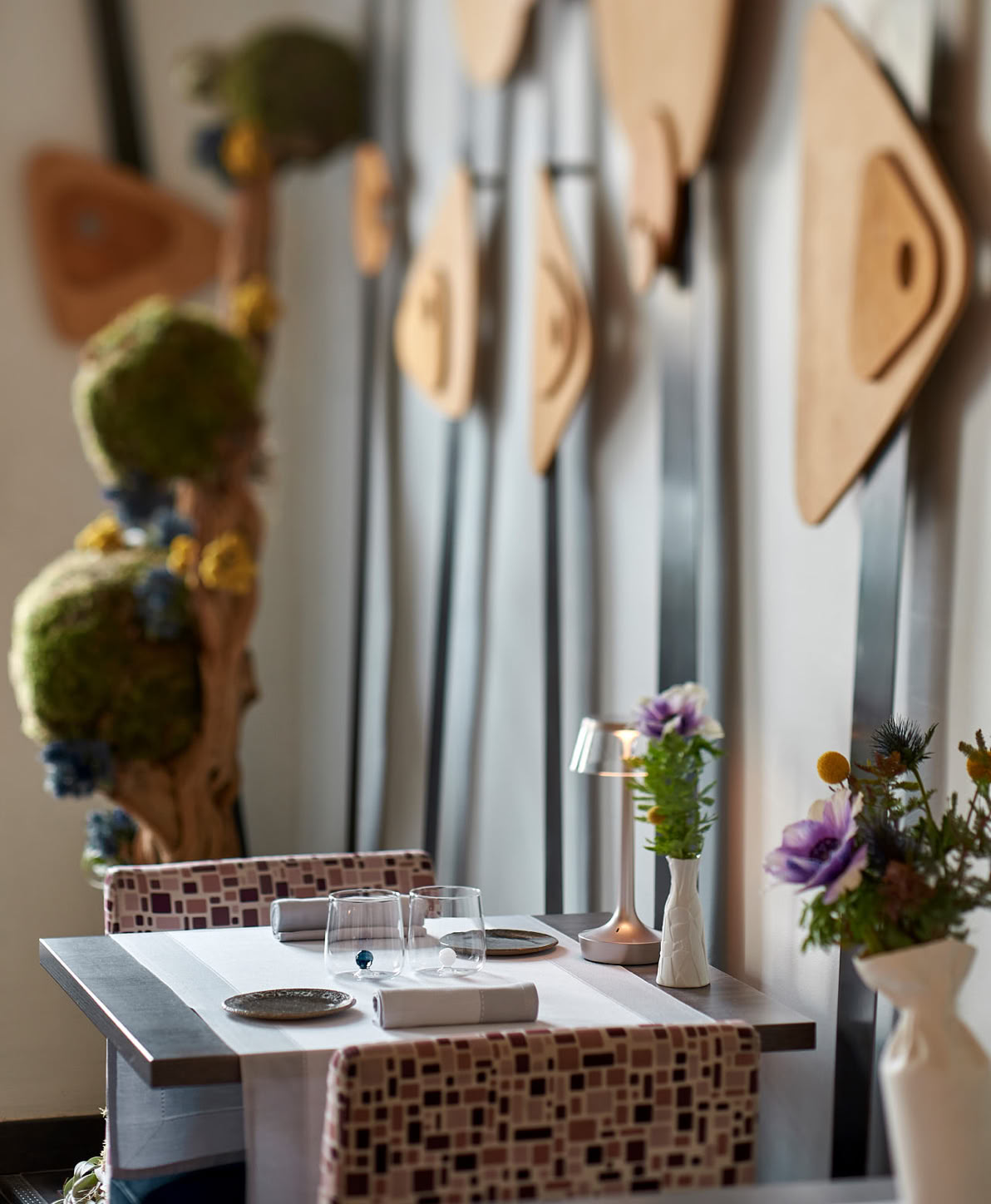 Le Flaveur est une adresse de haute gastronomie à Nice : un duo de chefs talentueux, les frères Tourteaux, Gaël et Mickaël, sont inséparables. Ils vous proposent une cuisine audacieuse et raffinée, servi dans un cadre élégant et intime.  Si vous êtes prêt(e) à embarquer pour un voyage culinaire long et riche en émotions, c’est sans aucun doute un incontournable pour déguster cuisine de caractère, fine et maîtrisée de bout en bout.