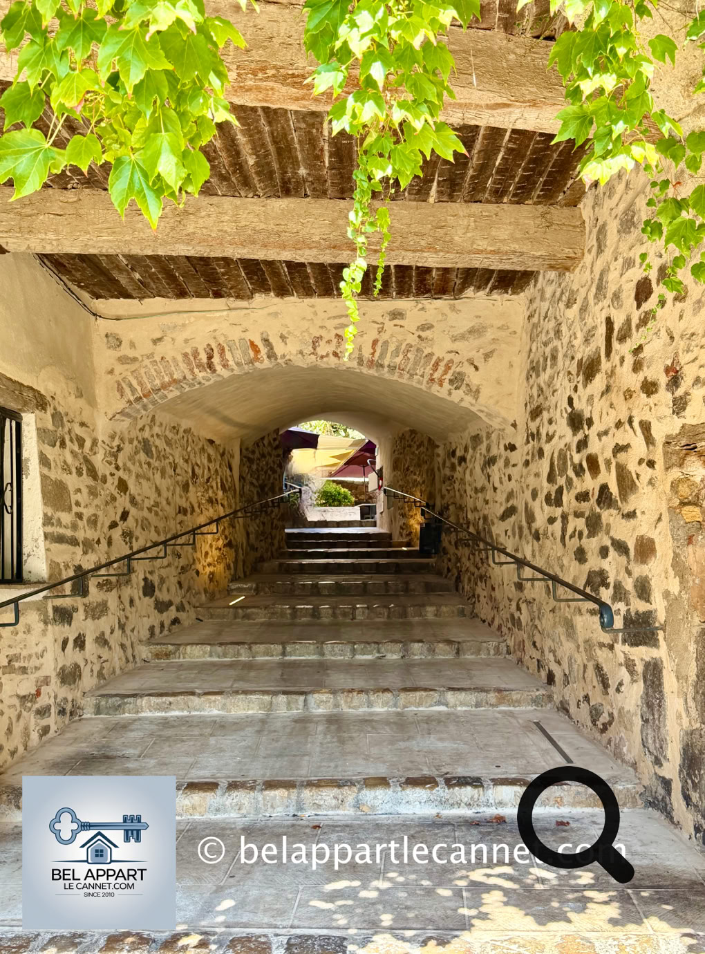 Le petit village de Grimaud est l'un des villages les plus intéressants du golfe de Saint-Tropez. C'est un village  médiéval construit sur les premières pentes du massif des Maures et dominé par les ruines de son château. À ne pas confondre avec Port Grimaud, la cité lacustre située quelques kilomètres plus bas. 