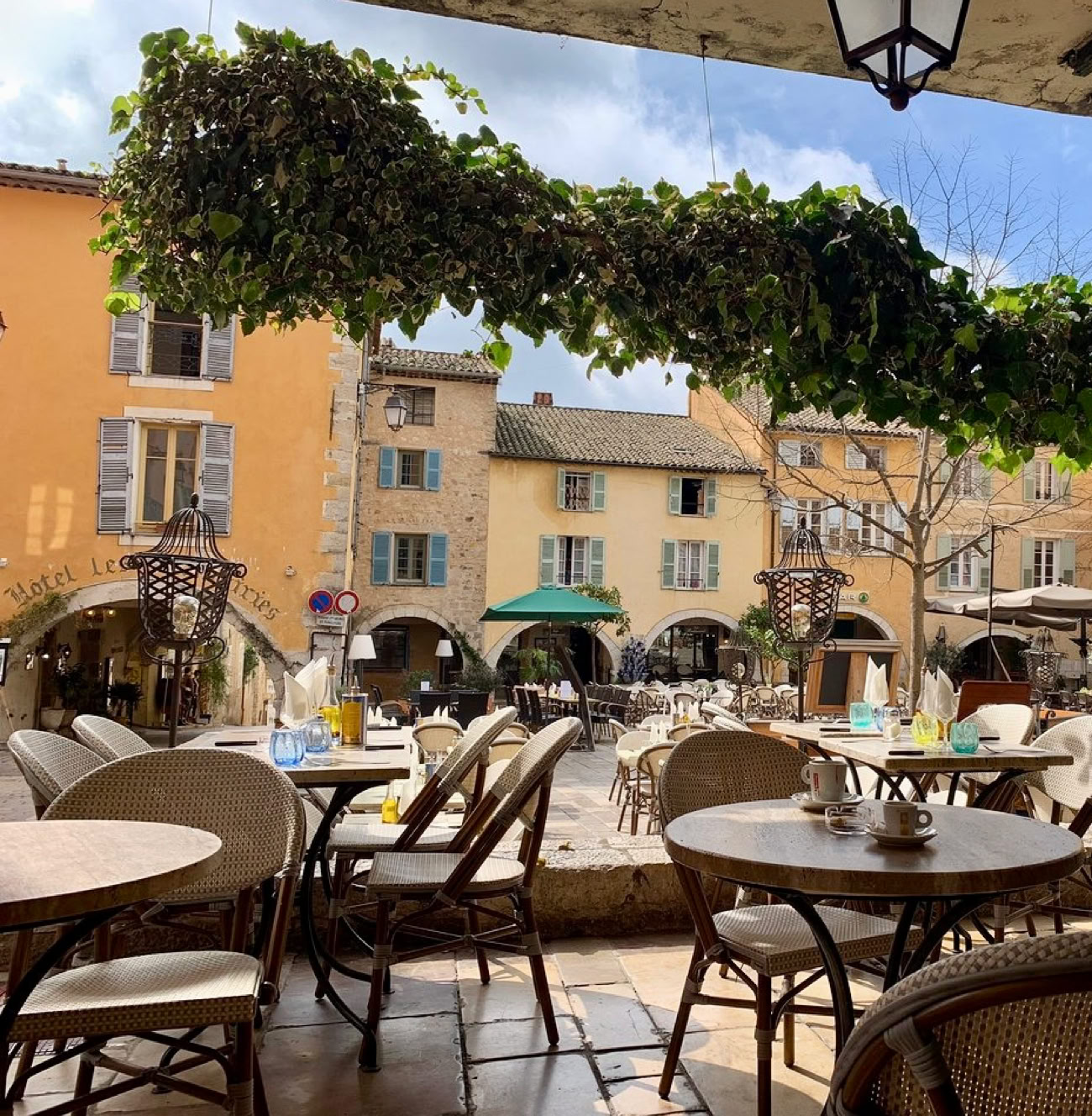 It’s a true institution in Valbonne, located under the arcades of the lively central square in the old village. Here, you can enjoy simple, generous, and local cuisine in a relaxed atmosphere, with the unmistakable charm of Provençal terraces. It’s the perfect spot to soak in the village ambiance, whether over a drink or a good meal in all simplicity.