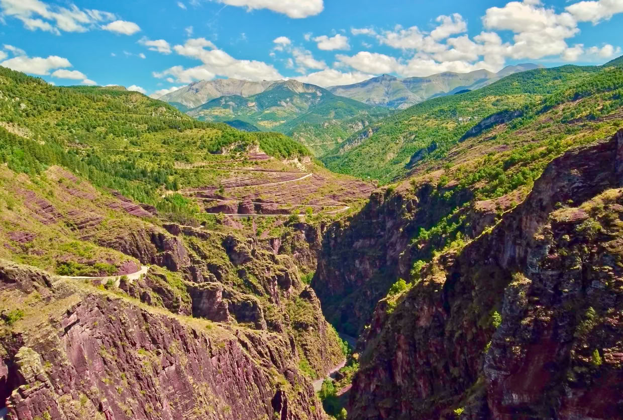 Nice, capitale de la Côte d’Azur, est une destination incontournable pour ceux qui recherchent un mélange unique de culture, de paysages spectaculaires et d’art de vivre à la française.  Bordée par la Méditerranée et nichée entre les montagnes et la mer, cette ville offre un cadre idyllique et ensoleillé presque toute l’année.