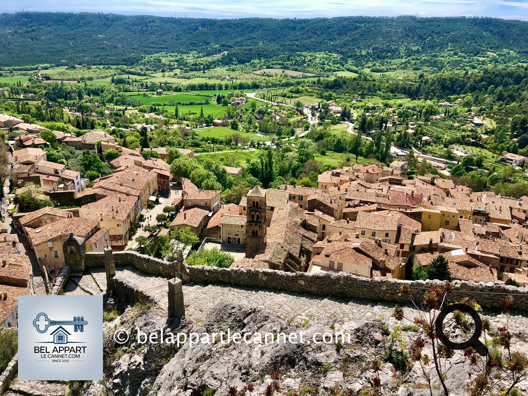 Perché au cœur des Alpes-de-Haute-Provence, Moustiers-Sainte-Marie est souvent considéré comme l’un des plus beaux villages de France. Niché entre deux falaises et traversé par un petit torrent, ce village médiéval offre un décor de carte postale.