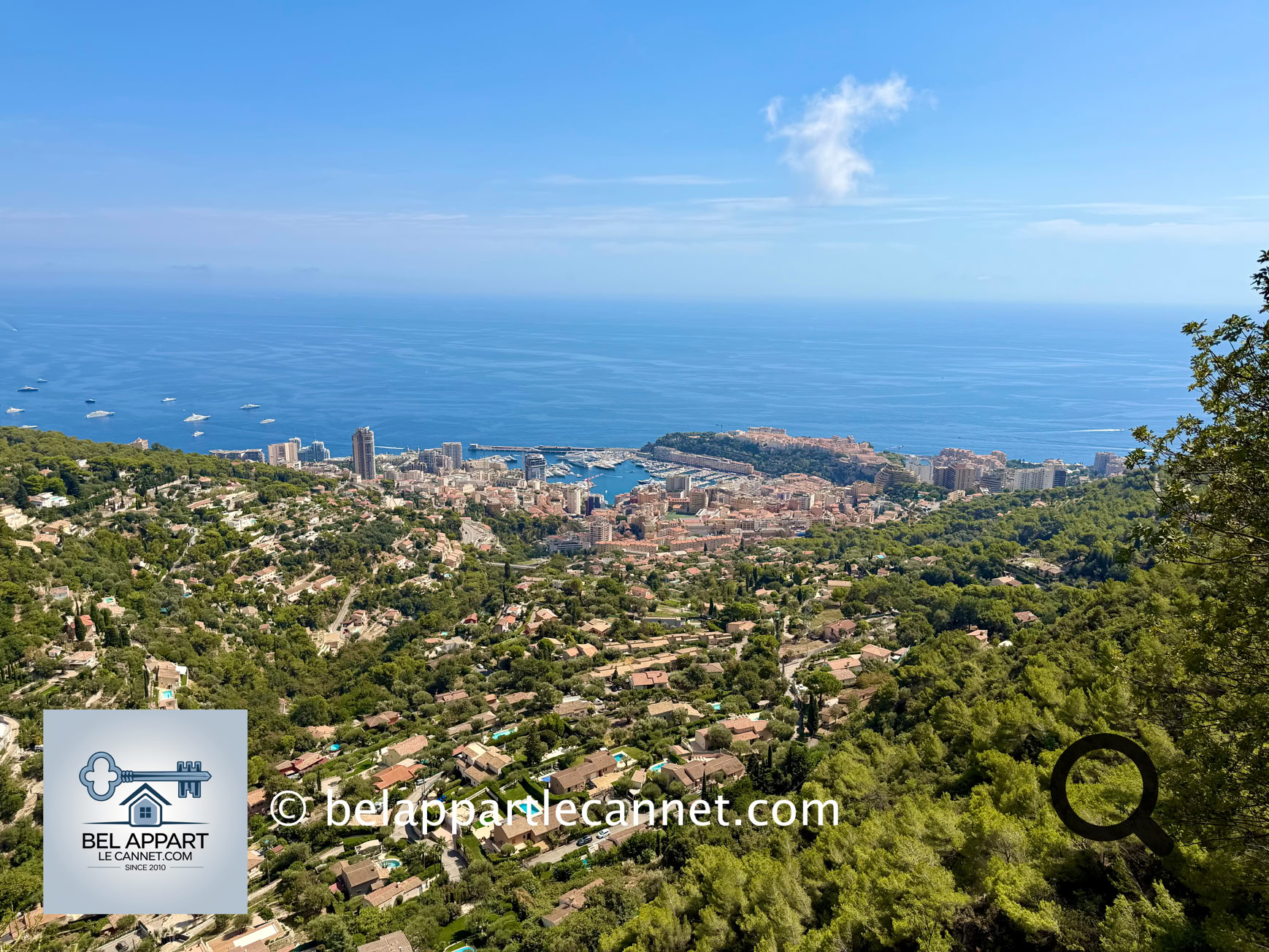 La terrasse offre également un magnifique panorama sur La Turbie, les montagnes environnantes, la Principauté de Monaco et la Méditerranée.