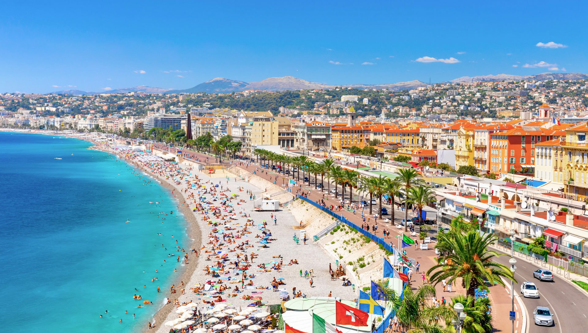 La Promenade des Anglais est sans doute l'un des lieux les plus emblématiques de la Côte d'Azur. Longue de plusieurs kilomètres, cette célèbre avenue longe la baie des Anges avec d'un côté les plages de galets et la Méditerranée, et de l'autre les palaces comme de Negresco, hôtel Belle Époque et façades élégantes de Nice.
