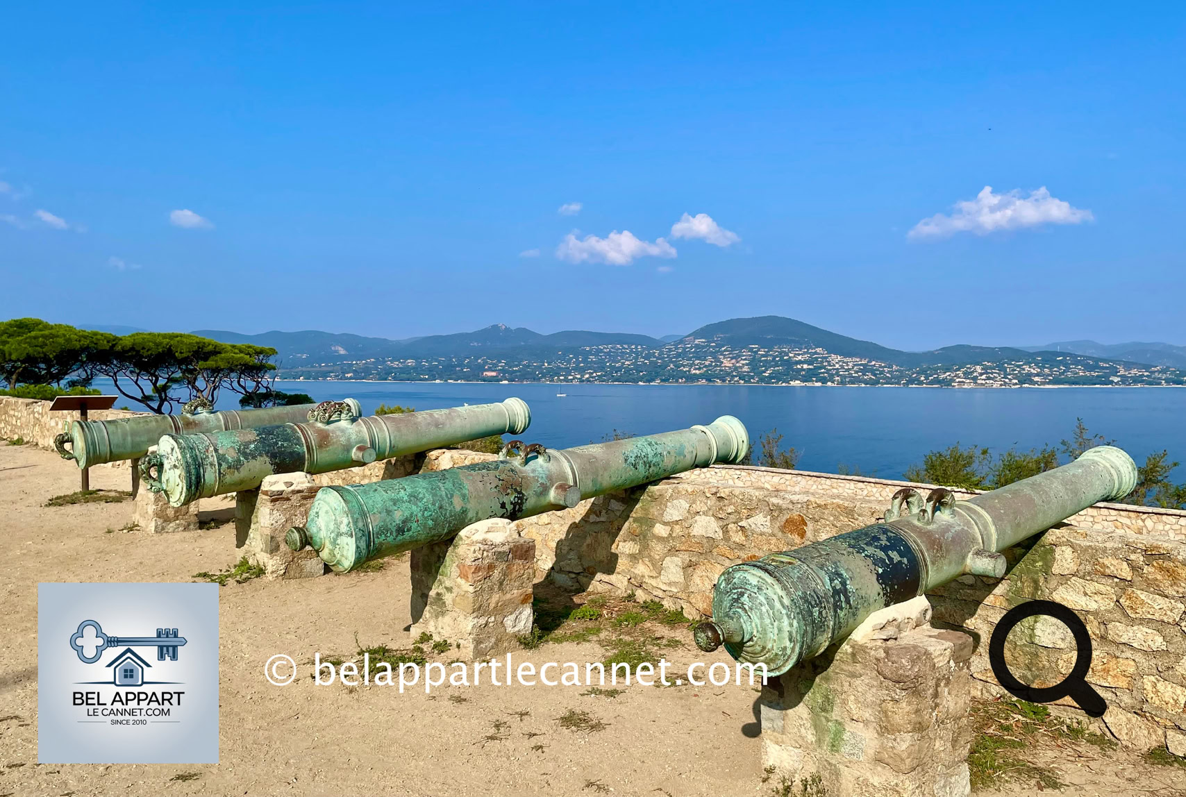 La forteresse de Saint-Tropez, ou Citadelle, surplombe majestueusement le village et offre une vue panoramique spectaculaire sur le golfe. Construite au XVIIe siècle pour protéger Saint-Tropez des invasions maritimes, elle est un exemple remarquable d’architecture militaire de la Renaissance. Aujourd’hui, elle abrite le Musée d’Histoire Maritime, qui raconte le riche passé nautique des Tropéziens à travers des expositions captivantes.
