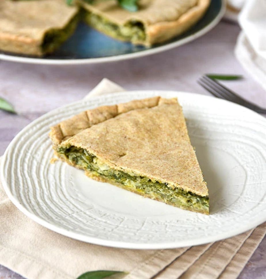 C’est une tarte à base de pâte à pain ou pâte à pizza, recouverte généreusement d’une compotée d’oignons doux, caramélisés lentement, avec des anchois (souvent en filets) et des olives noires. Parfois, on ajoute aussi des câpres.