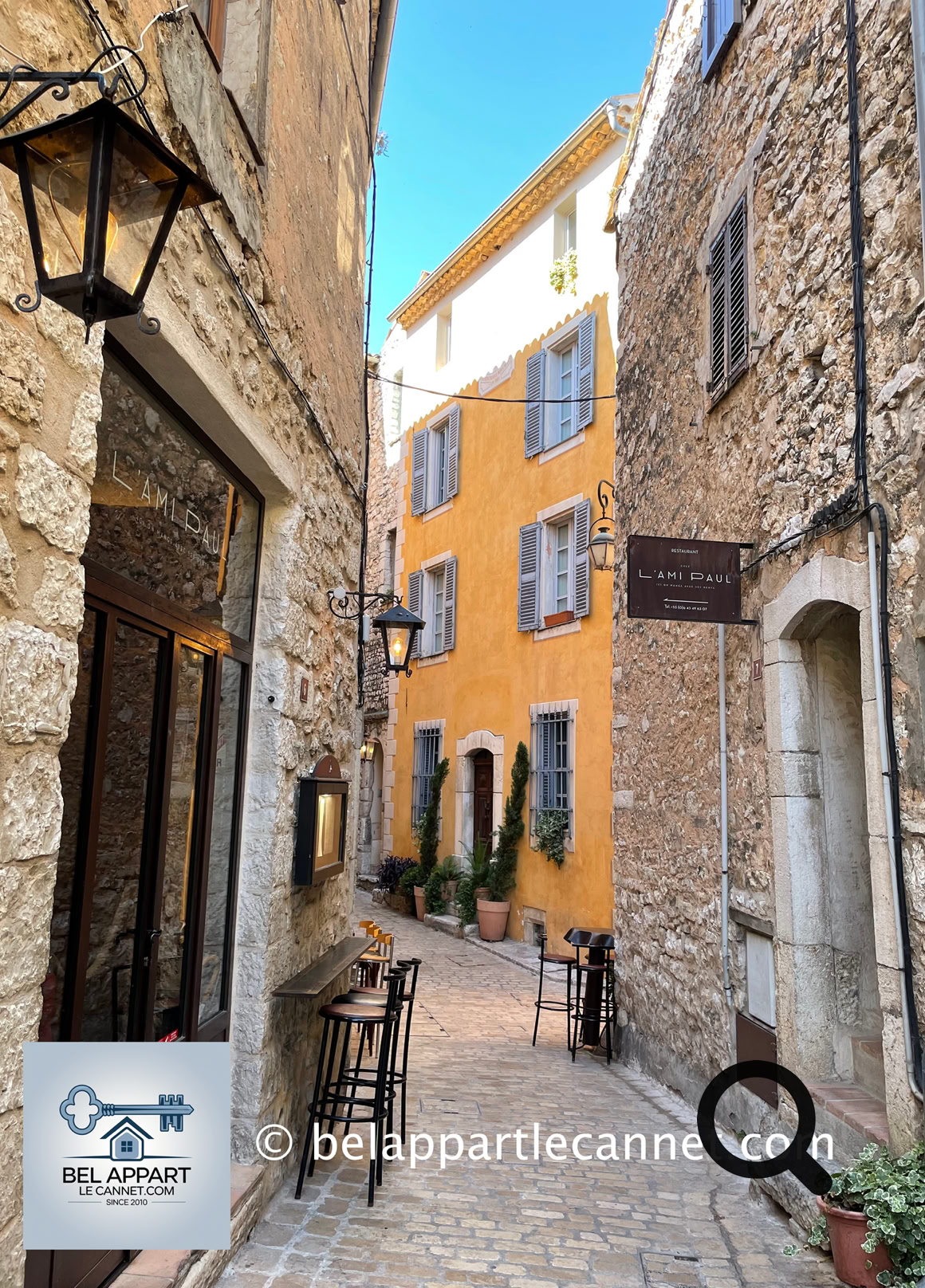 Perché sur un éperon rocheux, Tourrettes-sur-Loup est un village médiéval de la Côte d’Azur qui séduit par son charme pittoresque, son riche patrimoine et son atmosphère paisible. En flânant dans ses ruelles pavées, vous découvrirez un dédale de passages voûtés, de places ombragées et de maisons en pierre magnifiquement restaurées. Les balcons fleuris et les petites fontaines ajoutent une touche romantique à cet écrin d’authenticité.