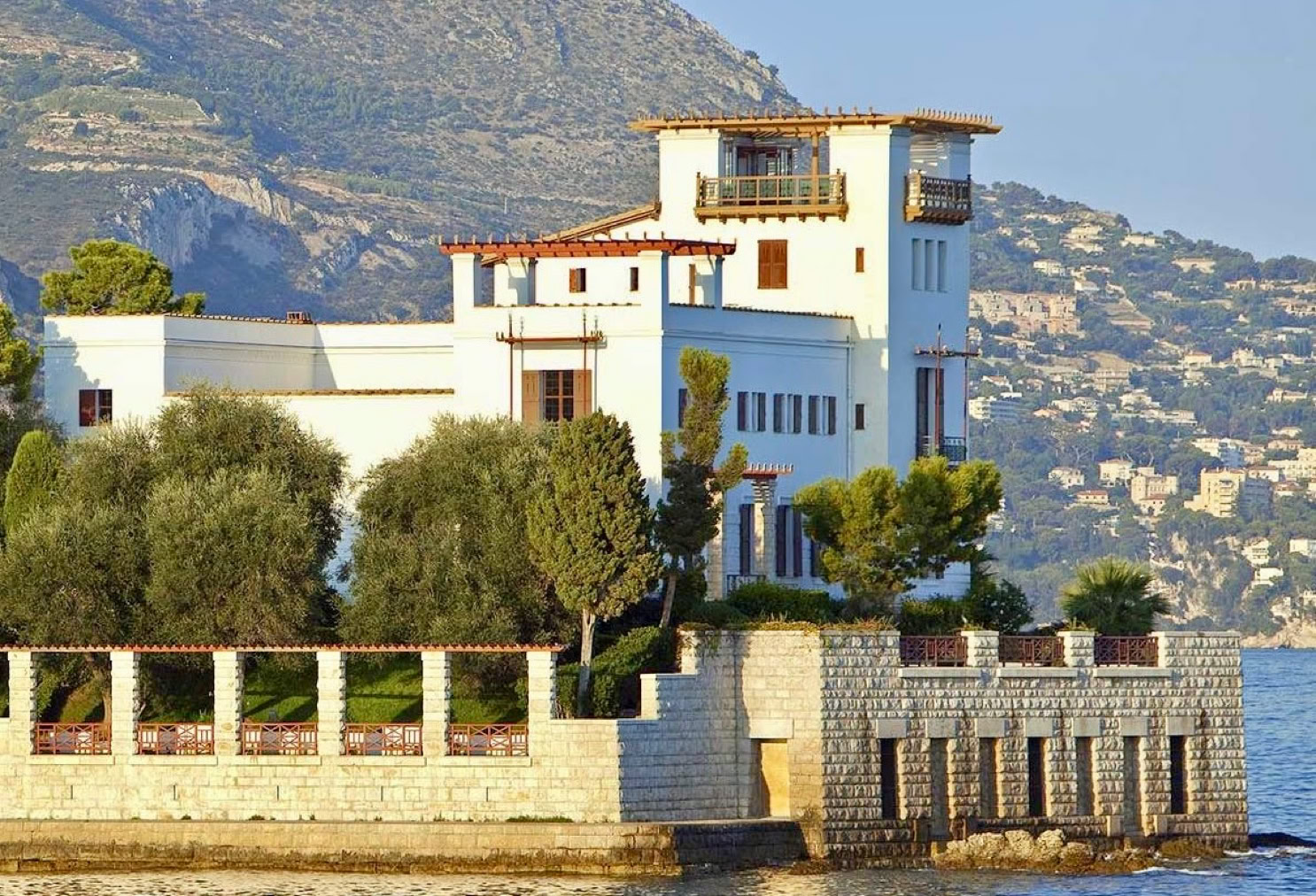 La Villa  Kérylos est une reconstitution unique d’une demeure  noble grecque antique, offrant un voyage fascinant  dans l’histoire et la culture de la Grèce classique.