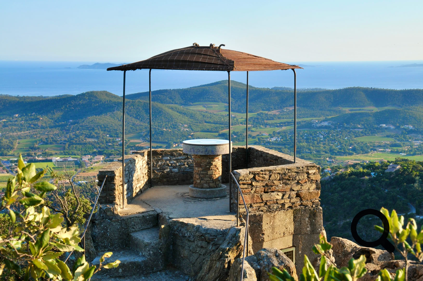 From the castle esplanade, follow the Chemin des Oratoires, which forms part of the GR90 long-distance hiking trail and climbs to the chapel, situated at an altitude of around 324 metres.