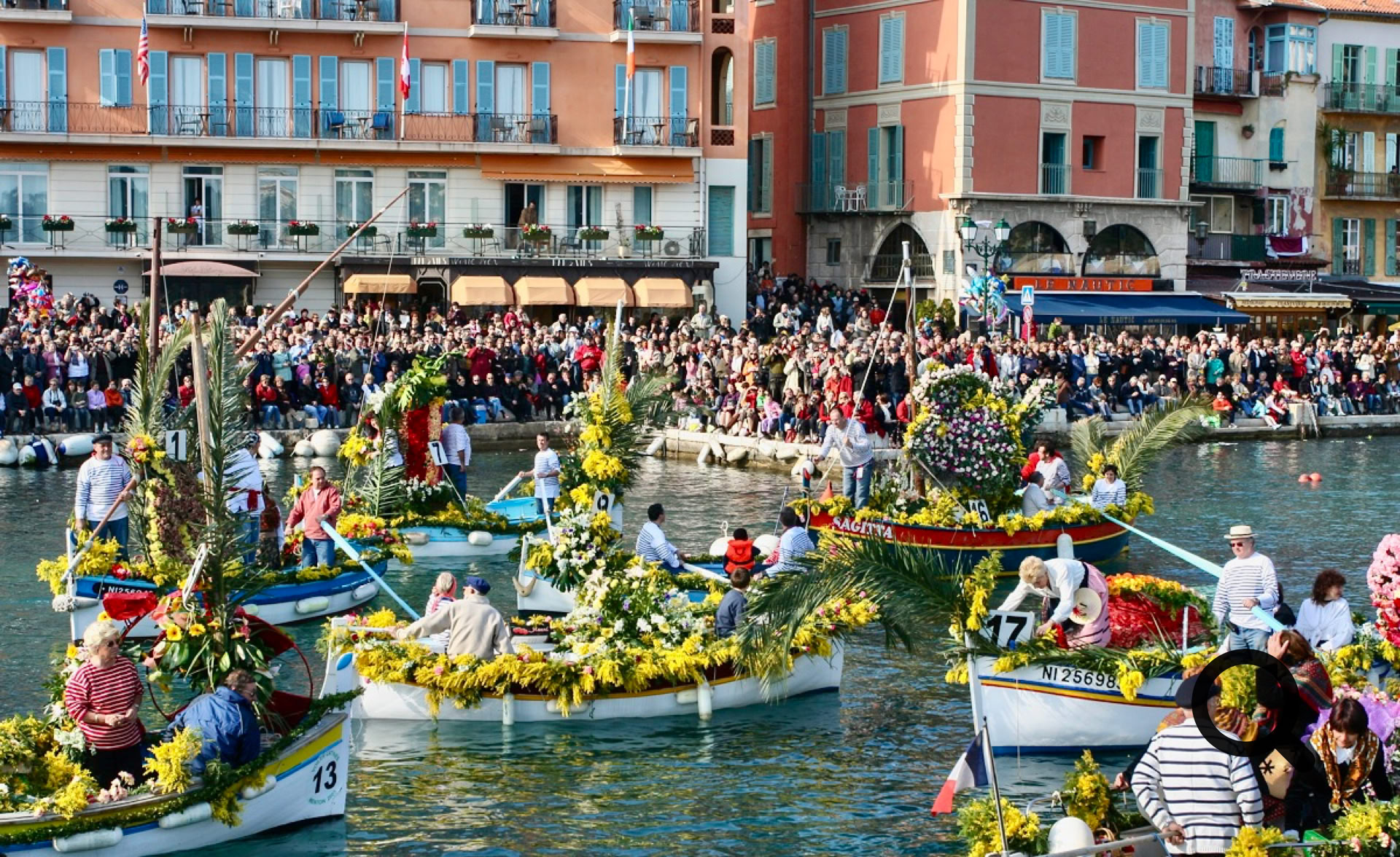 Strolling along the harbor, breathing in the fragrance of the flowers, and watching the boats glide across the water turns this celebration into a true sensory experience. Blending local tradition, live spectacle, and an exceptional natural setting, the Flowered Naval Battle perfectly embodies the festive and convivial spirit of Villefranche-sur-Mer, delighting both young and old alike.