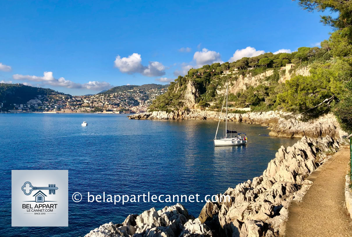 The coastal path of Saint-Jean-Cap-Ferrat, also known as the Chemin des Douaniers (Customs Officers’ Path), is an unforgettable experience for lovers of hiking, spectacular scenery, and preserved nature. This trail, which circles the entire peninsula of Saint-Jean-Cap-Ferrat, offers a complete immersion in an idyllic setting between the sea and dramatic cliffs.
