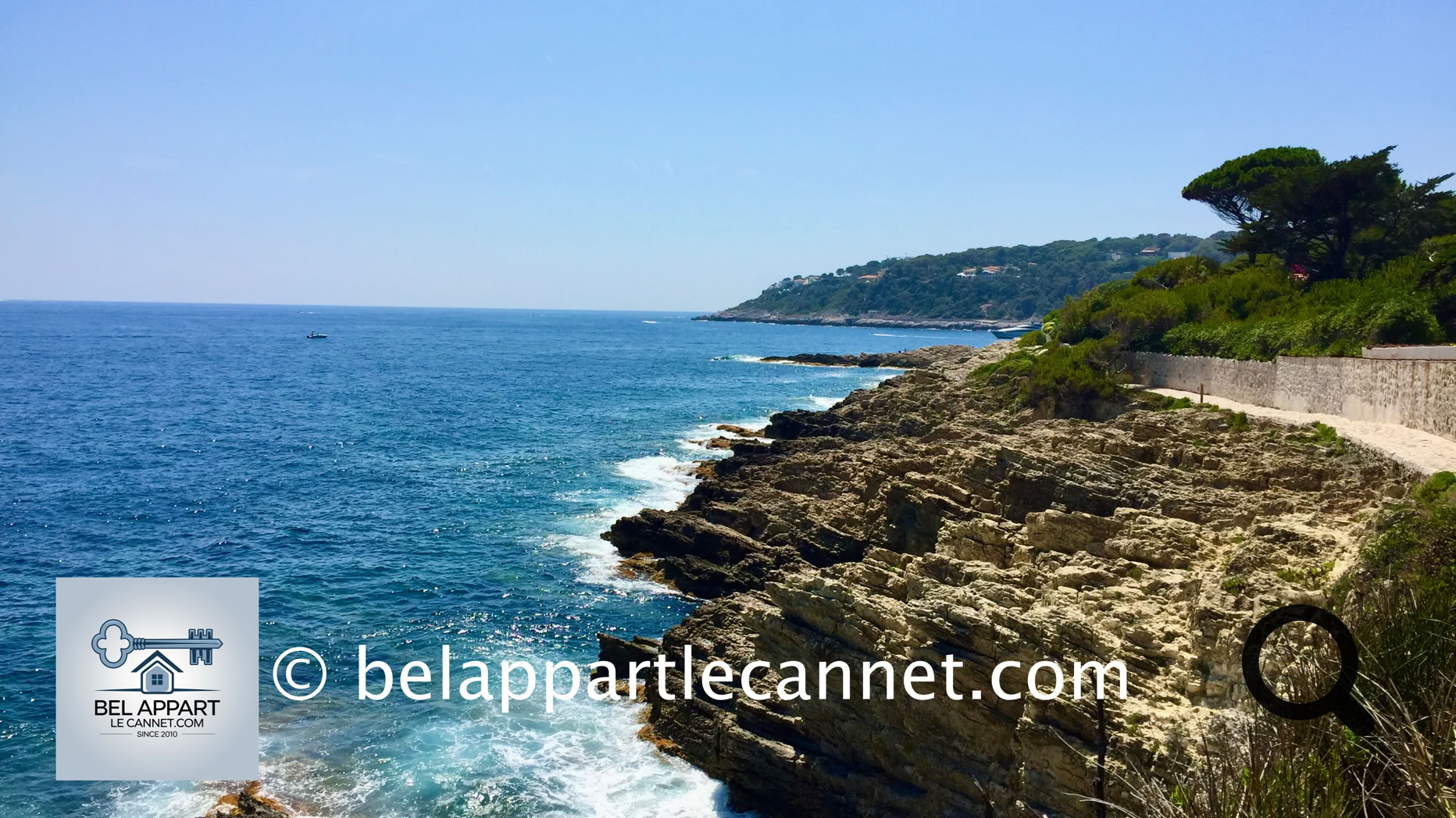 The Saint-Jean-Cap-Ferrat Coastal Path, also known as the Chemin des Douaniers, offers an unforgettable experience for hiking enthusiasts, lovers of breathtaking landscapes, and admirers of unspoiled nature. Encircling the Saint-Jean-Cap-Ferrat peninsula, this trail immerses visitors in a dreamlike setting between sea and cliffs.