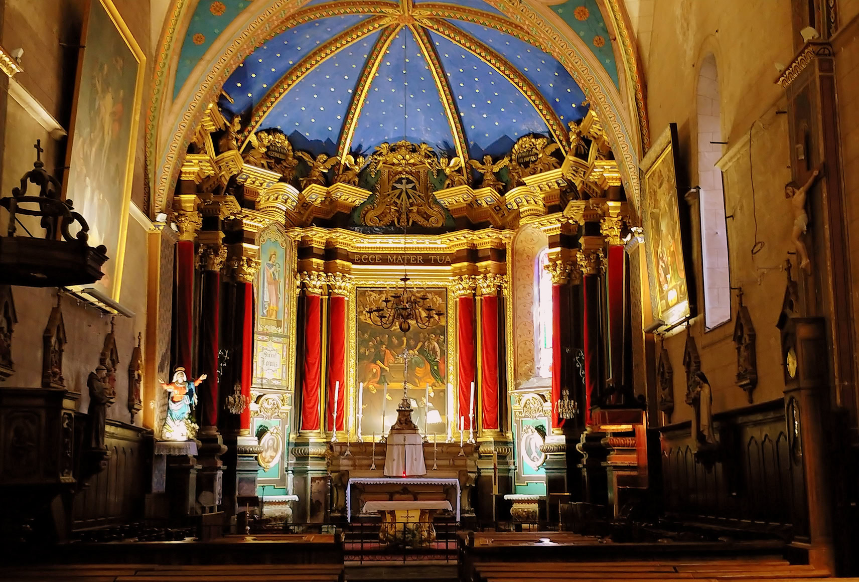 Inside, the cathedral reveals a rich Baroque interior featuring magnificent altarpieces, religious sculptures, a remarkable high altar, several decorated side chapels, and exceptionally well-preserved period furnishings.