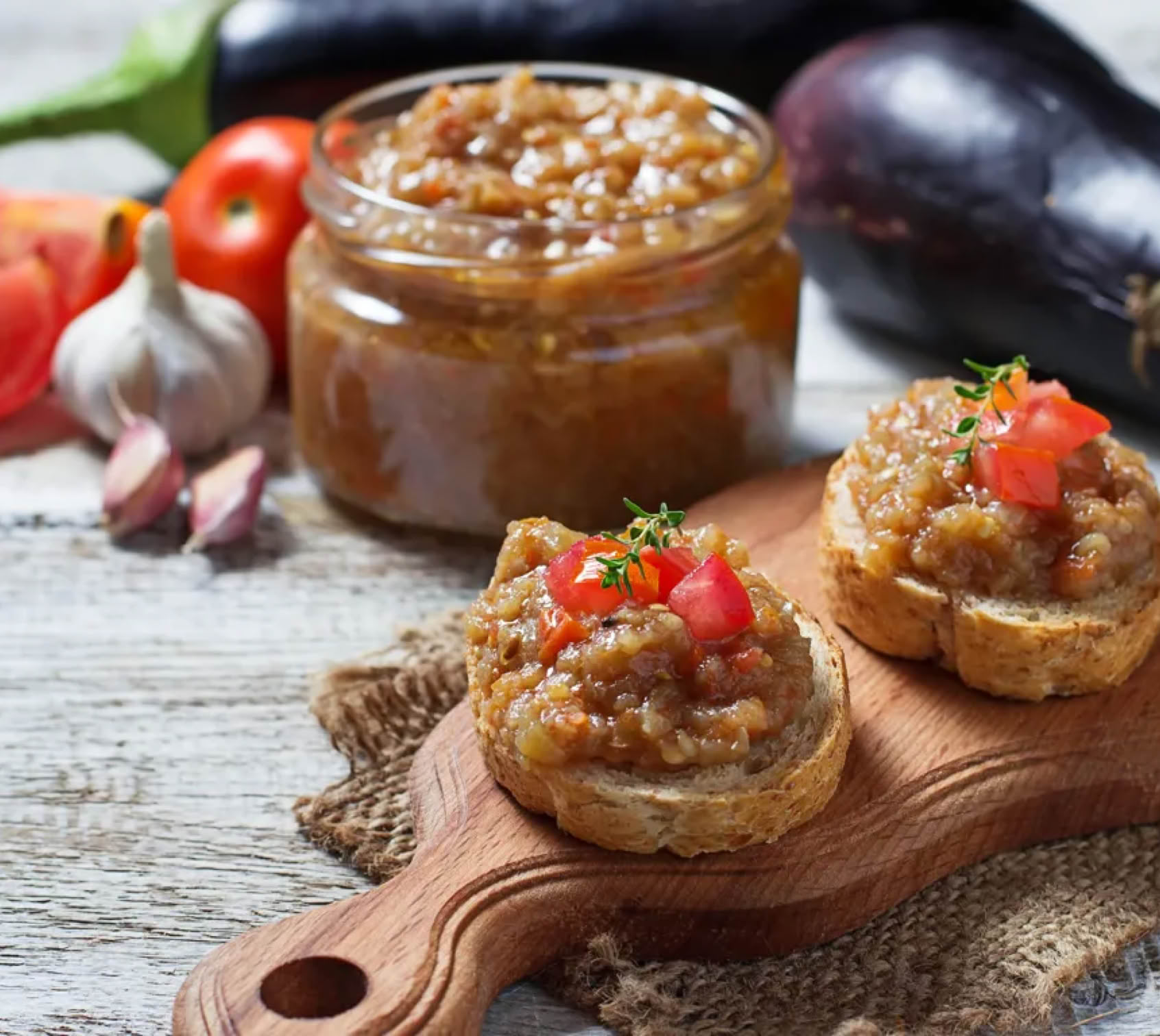 Le caviar d’aubergines est une préparation méditerranéenne très appréciée dans le sud de la France. C'est en réalité le mélange de la culture italienne et de la cuisine niçoise.