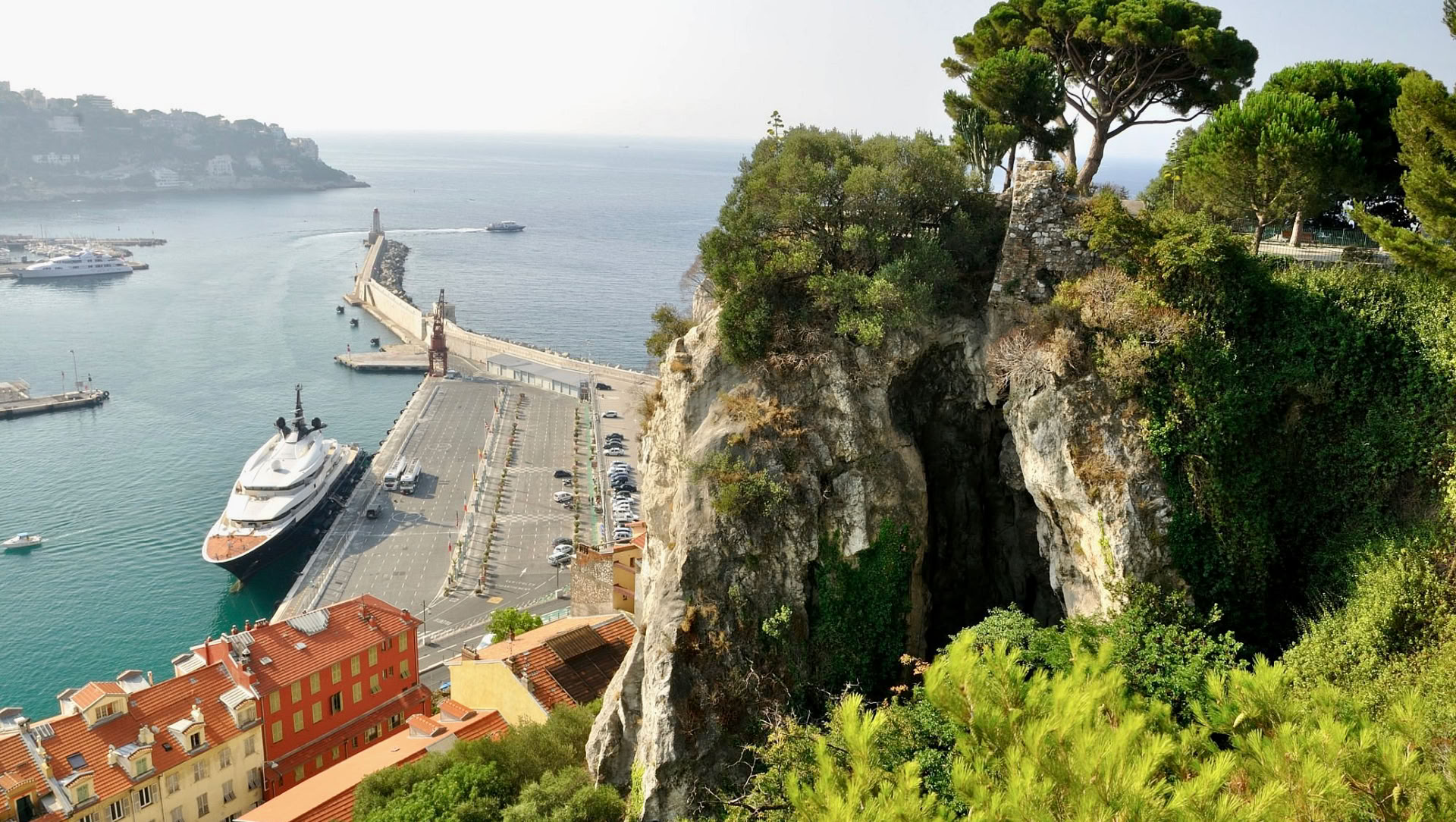 La Colline du Château est l'un des plus beaux sites de Nice et sans doute le meilleur endroit pour admirer toute la baie des Anges.
