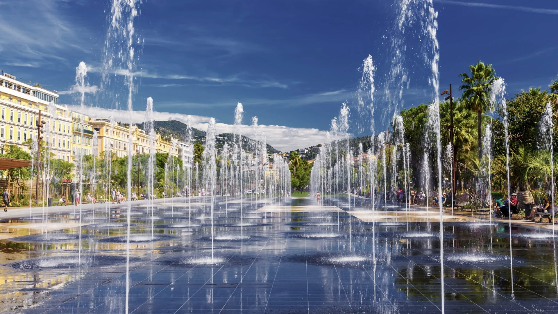 Également appelée Promenade du Paillon, c'est l'un des plus beaux espaces urbains de Nice. Inaugurée en 2013, cette immense promenade paysagère traverse le centre-ville sur plus d'un kilomètre, reliant la place Masséna jusqu’au secteur du Palais des Expositions.