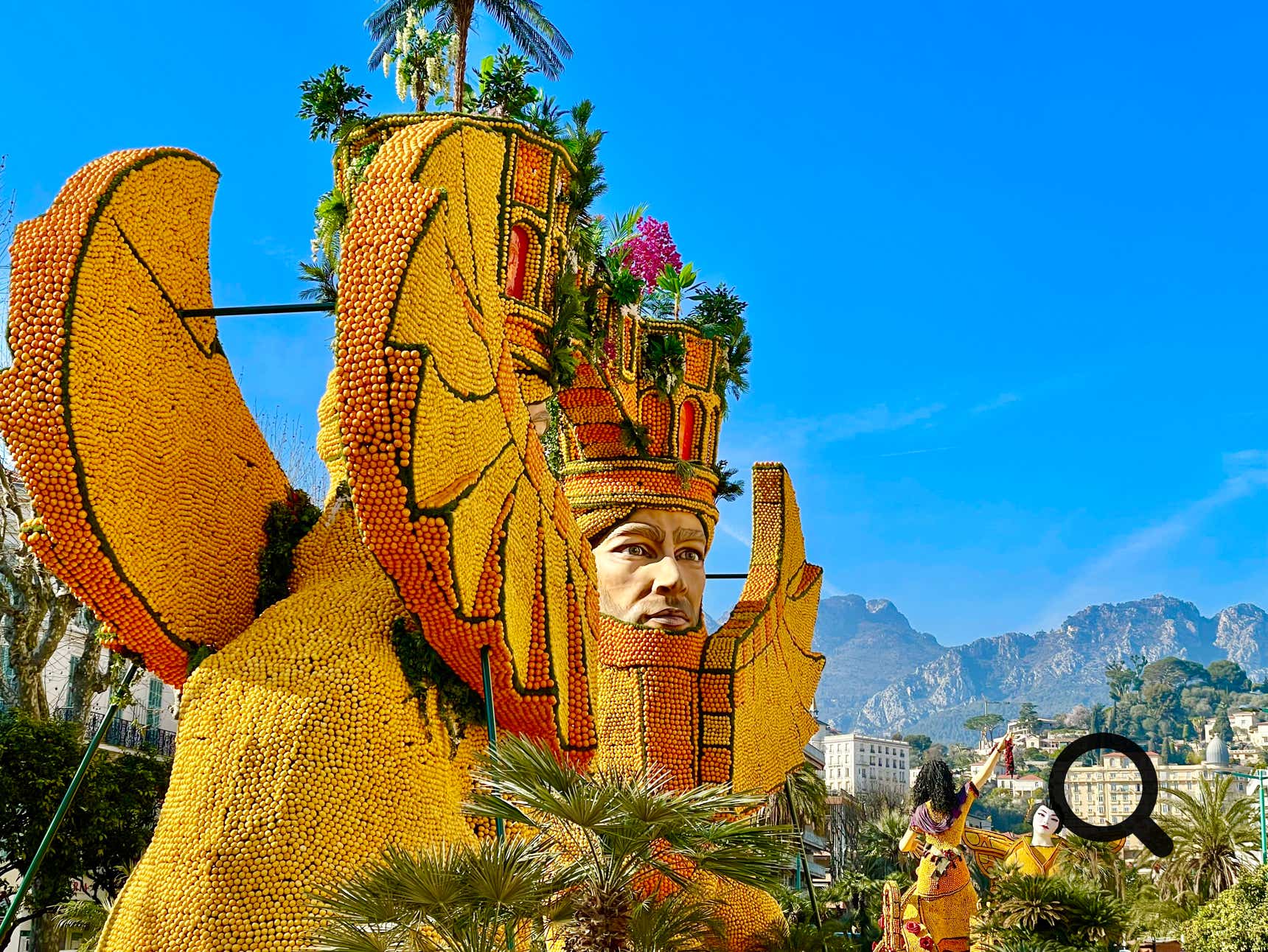 Menton est également célèbre pour sa Fête du Citron, un événement haut en couleur célébrant la richesse de ses cultures d’agrumes.  Chaque année, en février, des chars et des sculptures monumentales en citrons et oranges illuminent la ville dans une ambiance festive unique