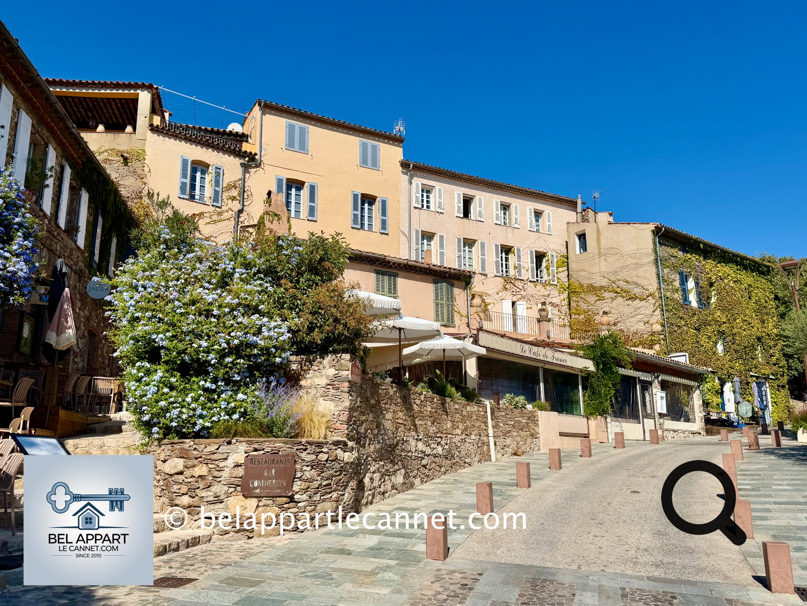 Le meilleur moyen de découvrir Grimaud est simplement de monter progressivement à travers le vieux village en direction du château. Il faut prendre le temps de s'écarter de l'itinéraire principal pour parcourir les petites ruelles fleuries, passages, escaliers et placettes.