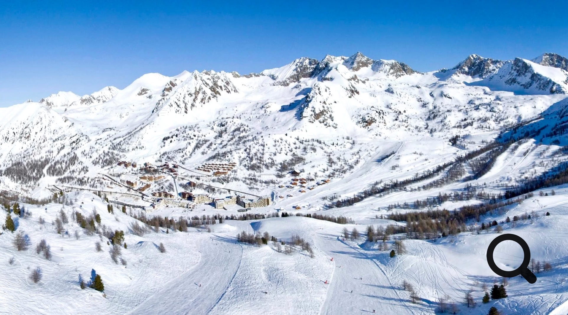 C'est la station la plus haute du département, réputée pour son enneigement abondant et son vaste domaine skiable. Moderne et dynamique, elle propose des pistes pour tous les niveaux ainsi qu'un large choix d’activités.
