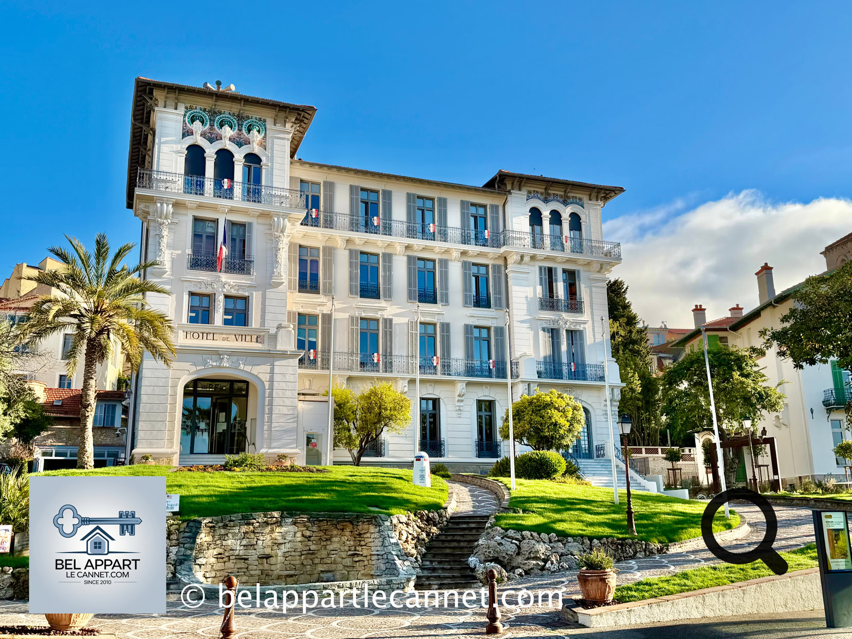 Acheté en 1933 par le maire Maurice Jeanpierre, le bâtiment a été édifié en 1902 par Charles Grassier pour être l’Hôtel des Anges. C’est l’architecte James Warnery qui est l’auteur de cette construction. La salle la plus visitée est celle des mariages, dite salle Bellini. Vous y découvrirez 5 œuvres du peintre représentant la joie de vivre au Cannet.