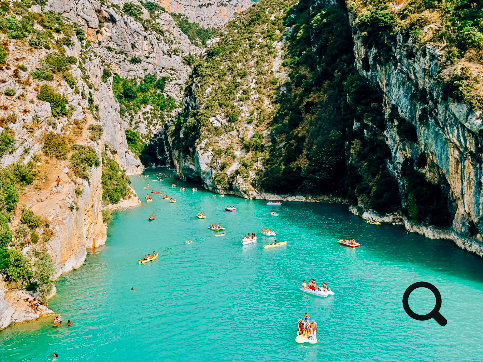 Les amateurs de randonnée, de kayak ou d’escalade y trouveront leur bonheur. Le lac de Sainte-Croix, tout proche, permet aussi la baignade et les activités nautiques.