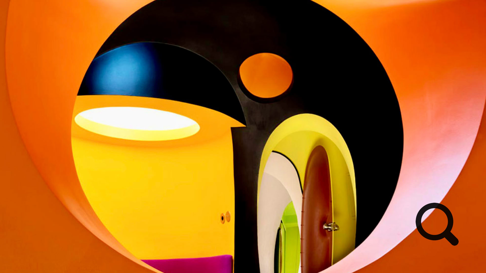 À l'intérieur, les espaces sont surprenants : pièces en enfilade, ouvertures circulaires, jeux de lumière, couleurs vives…  Tout a été conçu pour offrir une expérience sensorielle unique, en rupture totale avec l'architecture traditionnelle.