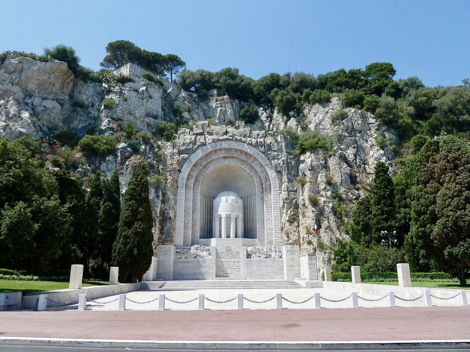 C'est l'un des monuments les plus impressionnants et émouvants de Nice. Situé au pied de la Colline du Château, entre le Vieux-Nice et le port, il fait face à la Méditerranée dans un décor spectaculaire.