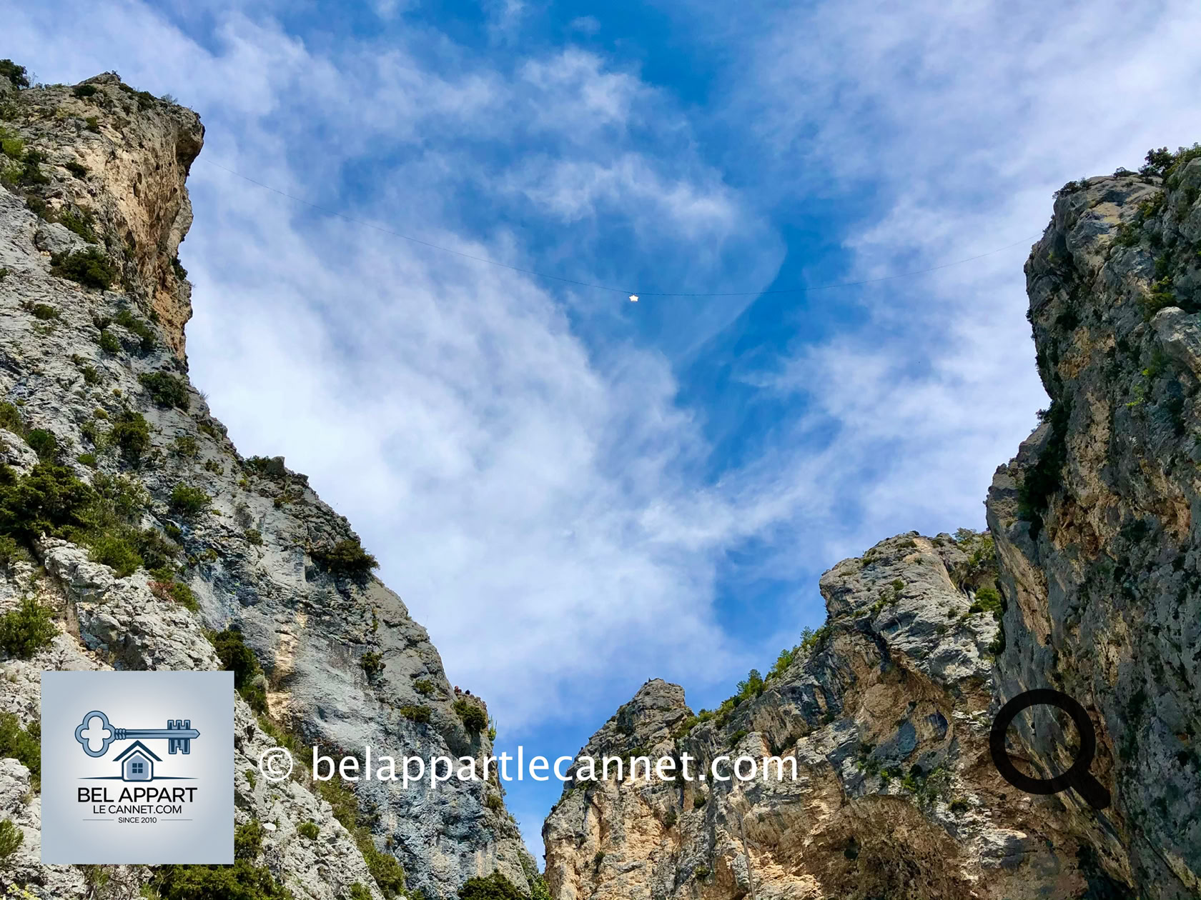 La célèbre étoile dorée, suspendue entre les deux rochers au-dessus du village, intrigue les visiteurs : selon la légende, elle aurait été accrochée par un chevalier en remerciement à la Vierge Marie.