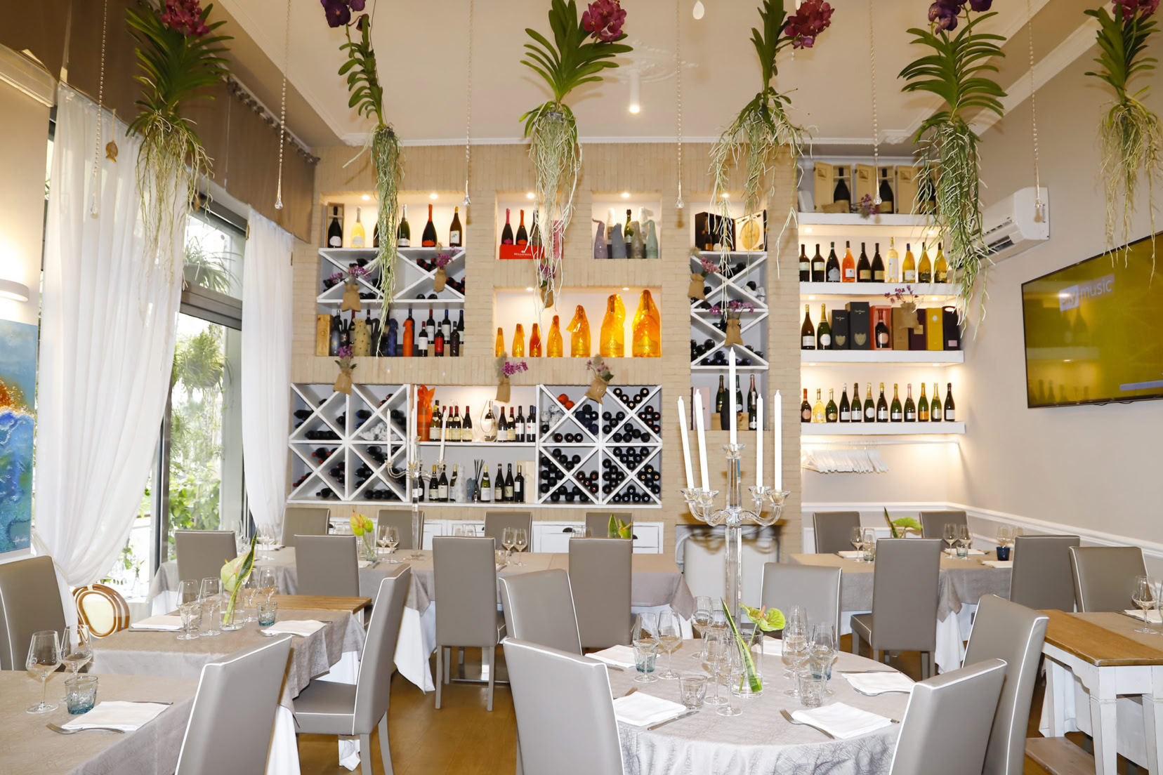 Situé près du centre-ville et du bord de mer de Sanremo, ce restaurant est devenu une véritable institution pour les amateurs de cuisine italienne et de produits de la mer, moi le premier...
