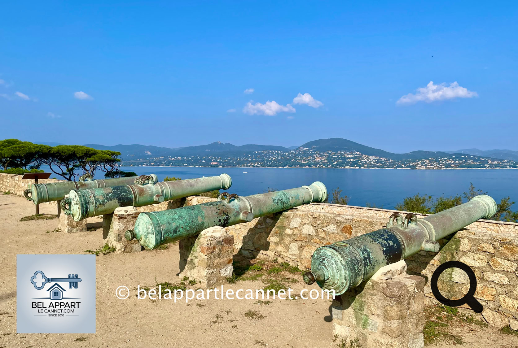La forteresse de Saint-Tropez, ou Citadelle, surplombe majestueusement le village et offre une vue panoramique spectaculaire sur le golfe. Construite au XVIIe siècle pour protéger Saint-Tropez des invasions maritimes, elle est un exemple remarquable d’architecture militaire de la Renaissance. Aujourd’hui, elle abrite le Musée d’Histoire Maritime, qui raconte le riche passé nautique des Tropéziens à travers des expositions captivantes.