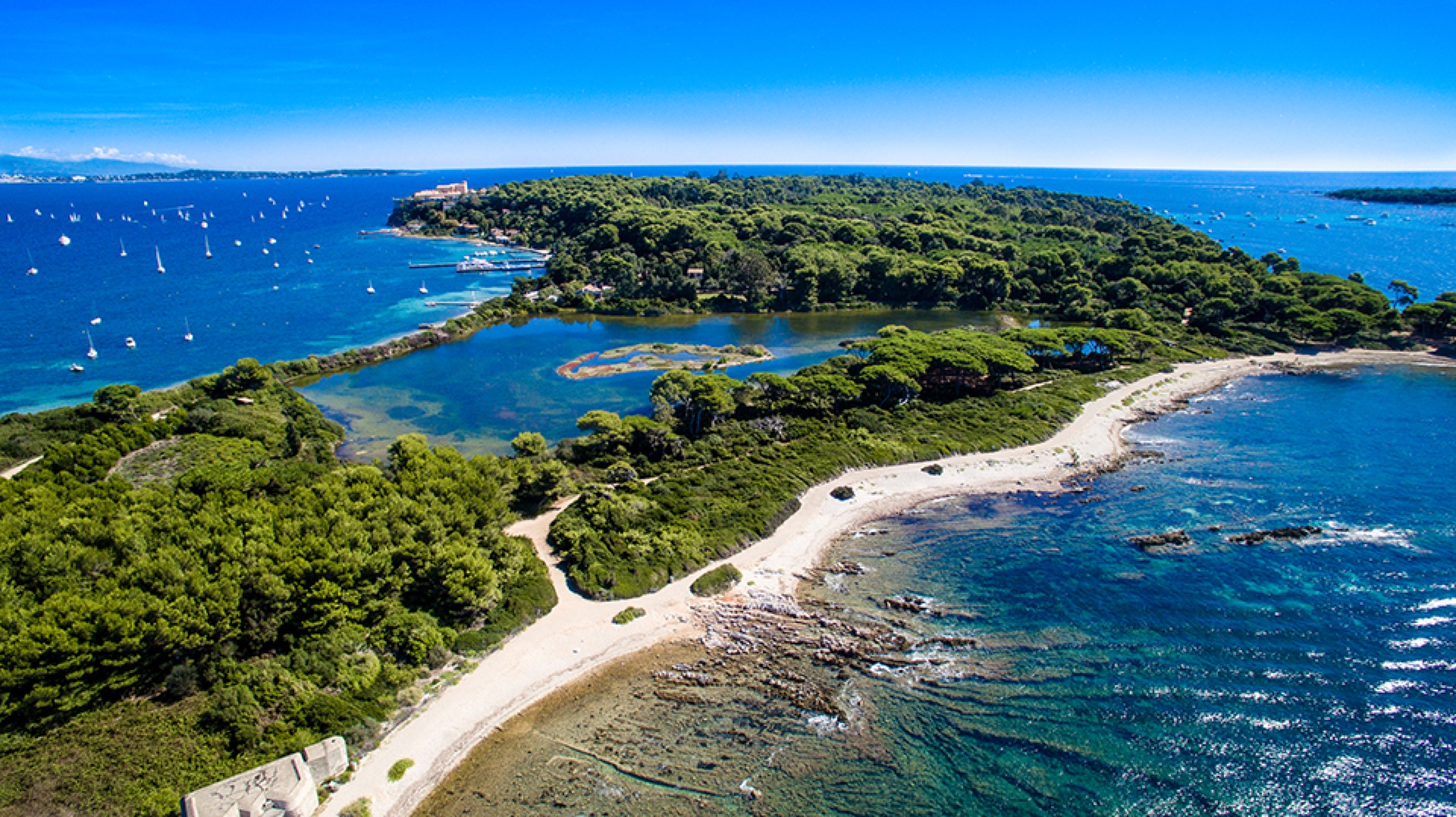 L’île Sainte-Marguerite, la plus grande, séduit par ses sentiers ombragés à travers une forêt de pins et d’eucalyptus, ses criques isolées idéales pour la baignade et sa riche histoire. Le Fort Royal, célèbre pour avoir abrité le mystérieux "Masque de Fer", est un incontournable. Ce site, aujourd’hui musée, raconte l’histoire captivante de ce prisonnier légendaire et des nombreuses époques de l’île.