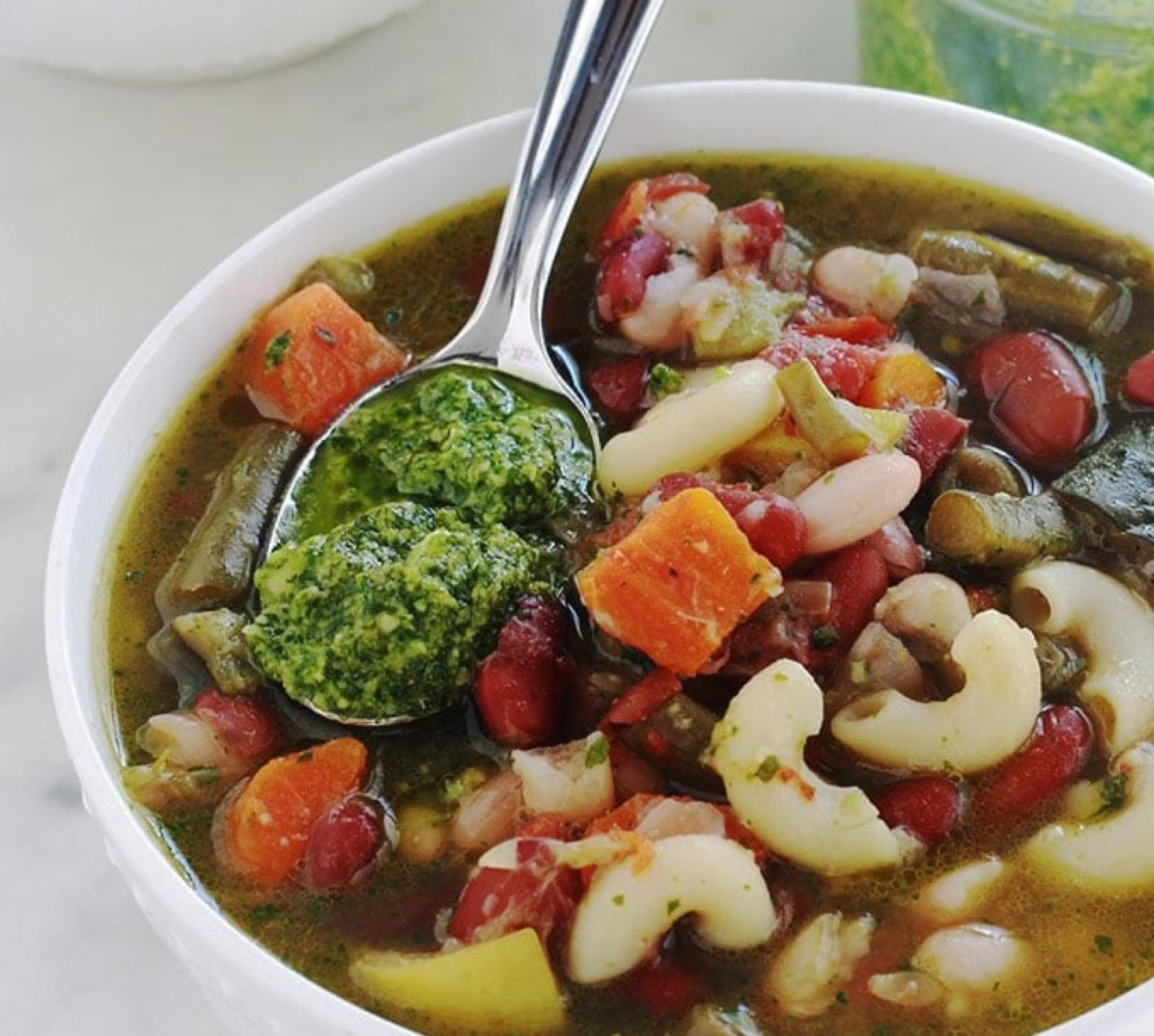 C’est une soupe d’été, à la fois rustique, parfumée et nourrissante, où les légumes de saison rencontrent l’arôme incomparable du pistou, ce cousin provençal du pesto italien. C’est une soupe de légumes enrichie de pâtes et liée, juste avant de servir, avec une généreuse cuillerée de pistou, une sauce à base de basilic, ail et huile d’olive.
