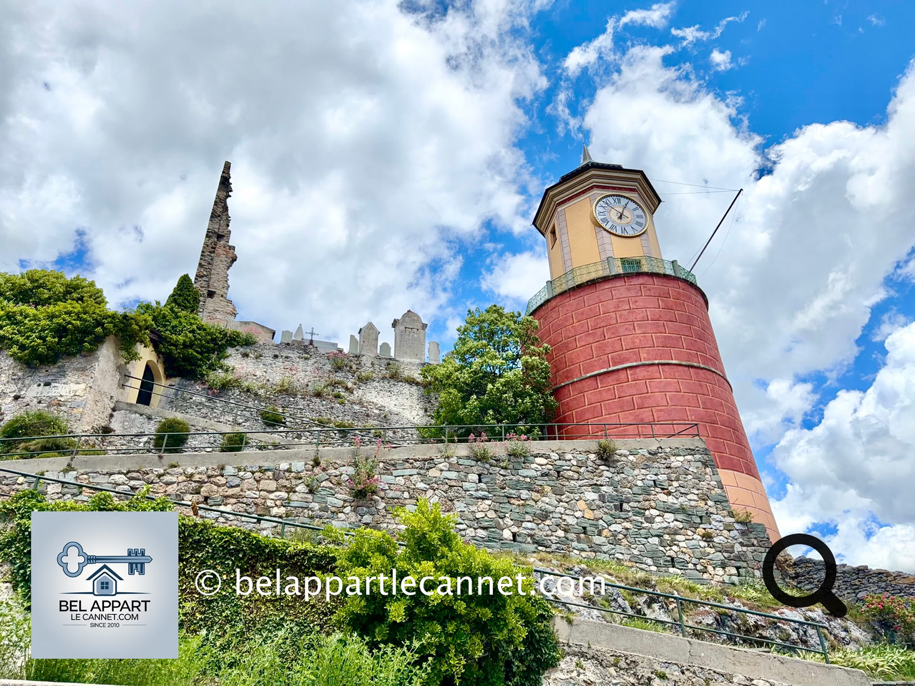 Dominant le village, les vestiges du château des Lascaris rappellent le rôle stratégique de Tende au Moyen Âge. Bien que largement détruit à la fin du XVIIᵉ siècle, le site offre encore aujourd'hui de magnifiques panoramas sur la vallée.  La célèbre tour de l'horloge, visible depuis de nombreux points du village, constitue l'un des symboles de Tende.