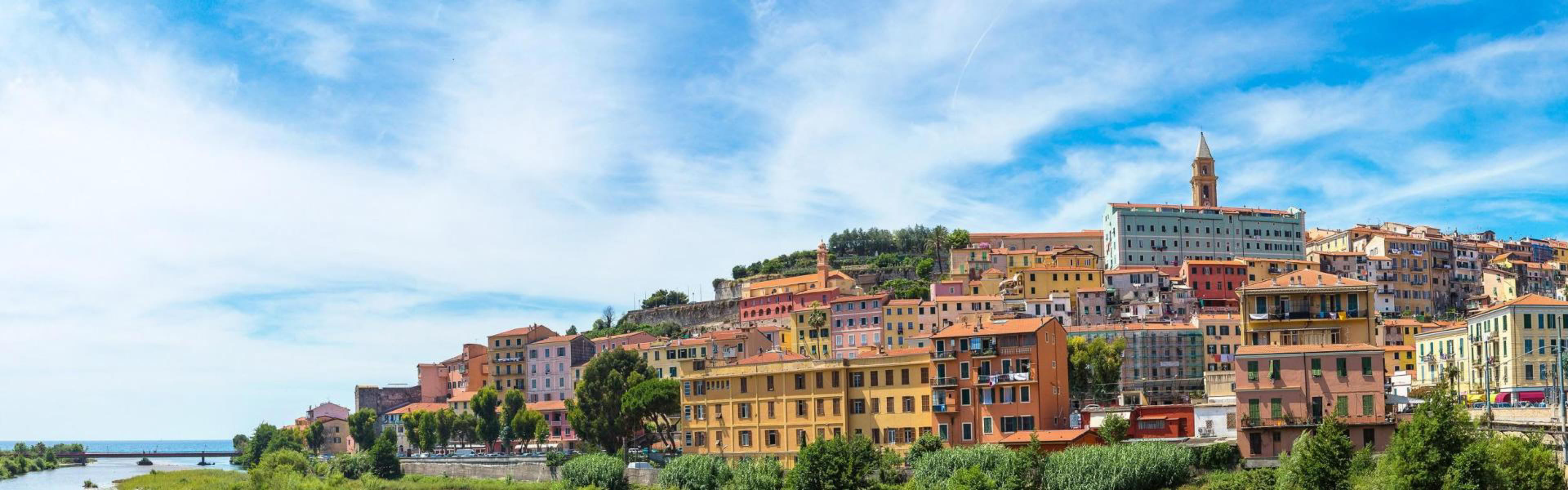 La vieille ville de Vintimille, appelée Ventimiglia Alta, est le cœur historique et le quartier le plus authentique de la ville. Construite sur une colline dominant la mer et l'embouchure de la Roya, elle offre un décor typiquement ligure plein de charme.