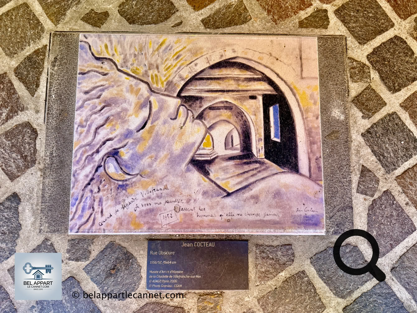 Le célèbre poète, écrivain et artiste Jean Cocteau était profondément attaché à Villefranche-sur-Mer, une ville qui occupait une place toute particulière dans son cœur et dans ses souvenirs