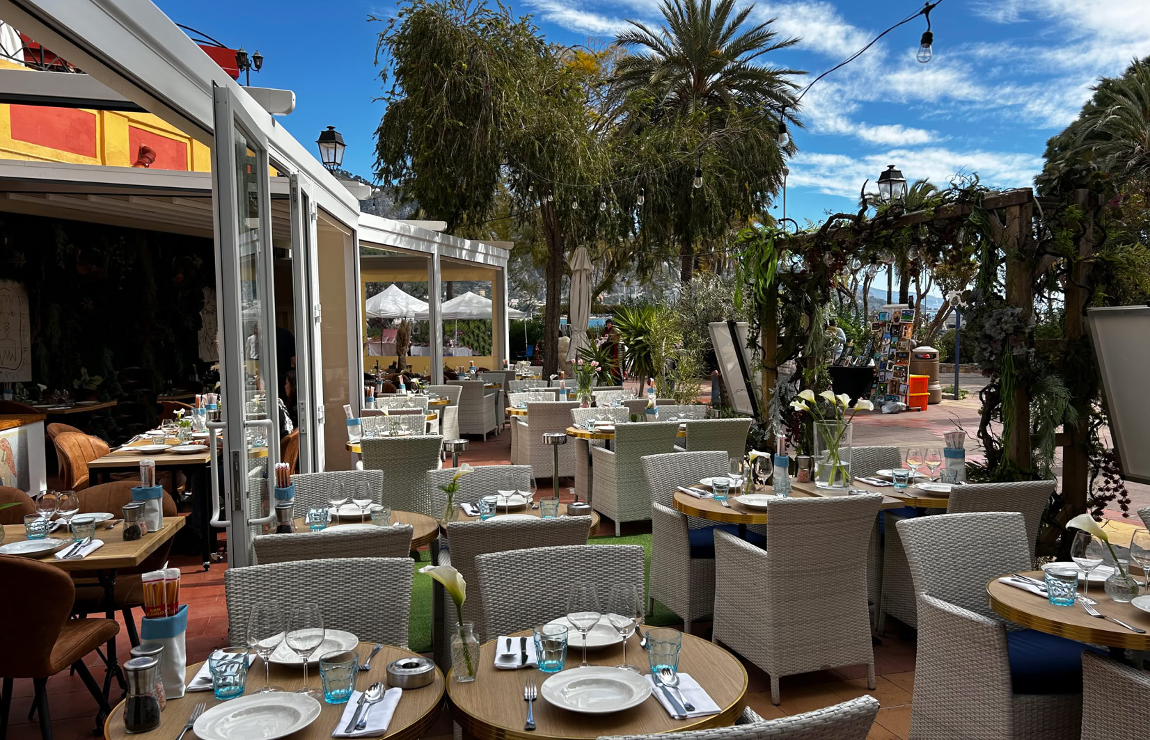 Le chef argentin Mauro Colagreco, installé face à la Méditerranée, entre ciel et terre, compose une cuisine inspirée du calendrier lunaire, guidée par les principes de l’agriculture biodynamique.  Chaque jour, son menu évolue autour des cycles "fleurs", "fruits", "feuilles" ou "racines", en valorisant les produits de ses potagers, poissons et viandes d’exception.  Une cuisine raffinée, équilibrée et en constante évolution, portée par une équipe talentueuse.
