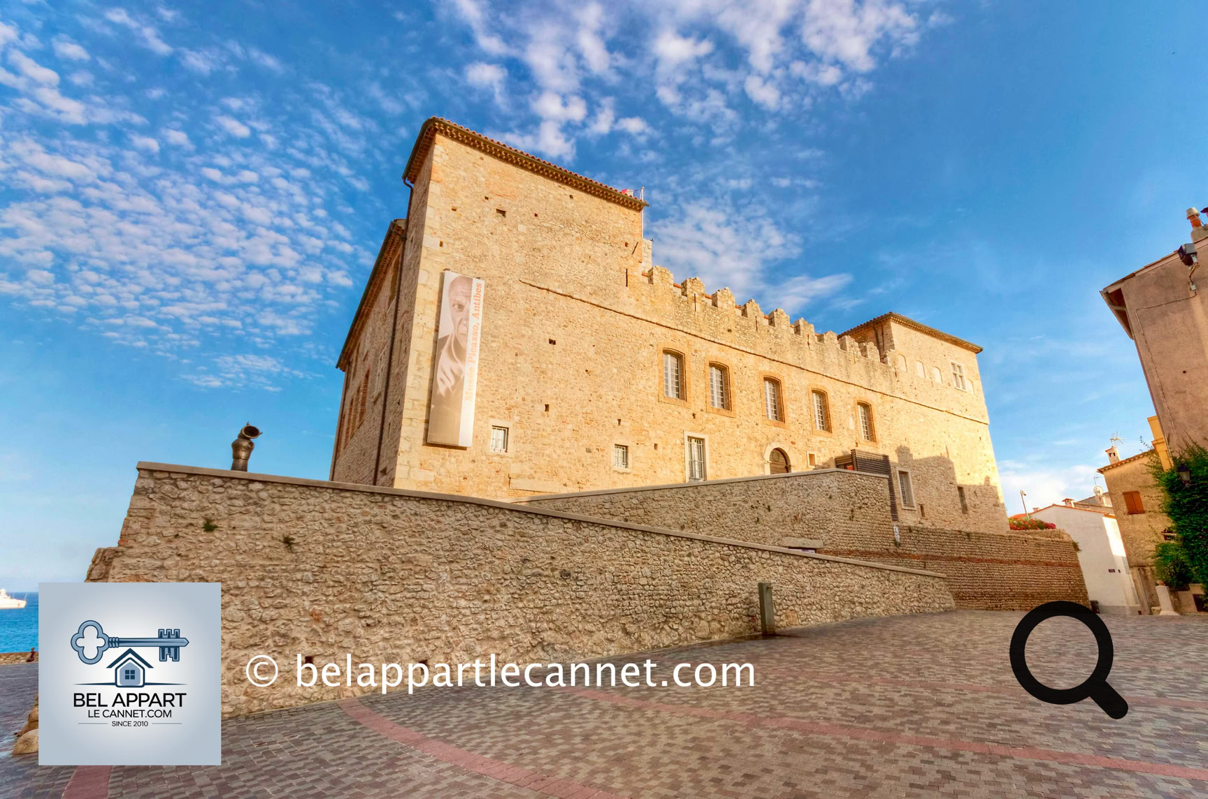 C'est une citadelle du XVIᵉ siècle, offre une vue imprenable sur la mer et la ville. Il a été construit sous le règne du roi Henri II, dans le but de défendre la ville contre les invasions.  Durant les siècles suivants, le Fort Carré a eu plusieurs usages, passant de fort militaire à prison et, plus tard, à un site touristique.