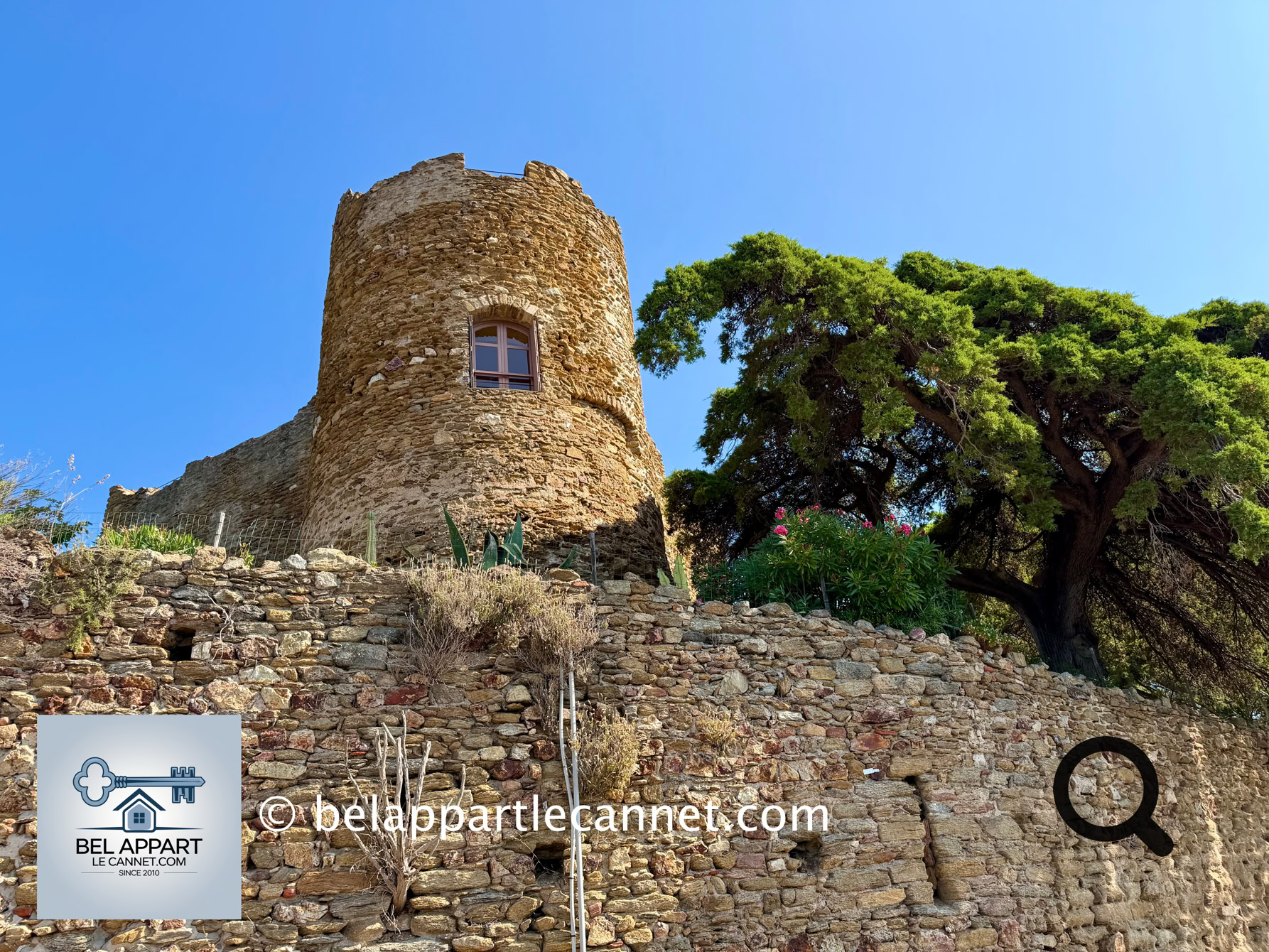En poursuivant la montée, vous arrivez au monument qui domine tout le village : le château des Seigneurs de Fos. Le château actuel fut édifié entre les XIIIe et XIVe siècles, même si l'histoire fortifiée de Bormes est plus ancienne. 