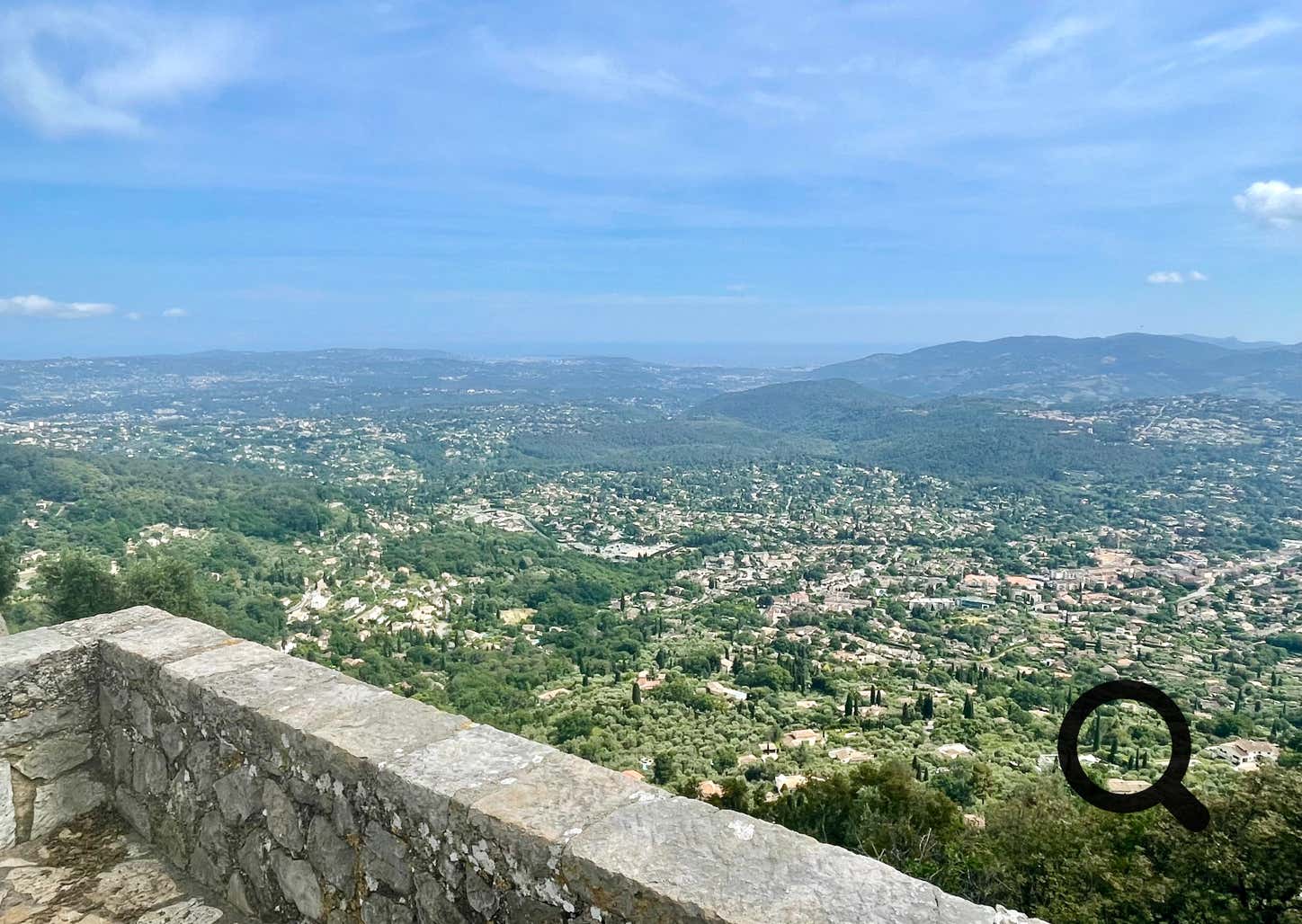 Perched at 550 meters above sea level, Cabris is a charming Provençal village located in the Alpes-Maritimes, near Grasse—the world’s perfume capital. Surrounded by wooded hills and offering breathtaking panoramic views all the way to the sea, Cabris immediately captivates with its authenticity and peaceful atmosphere.