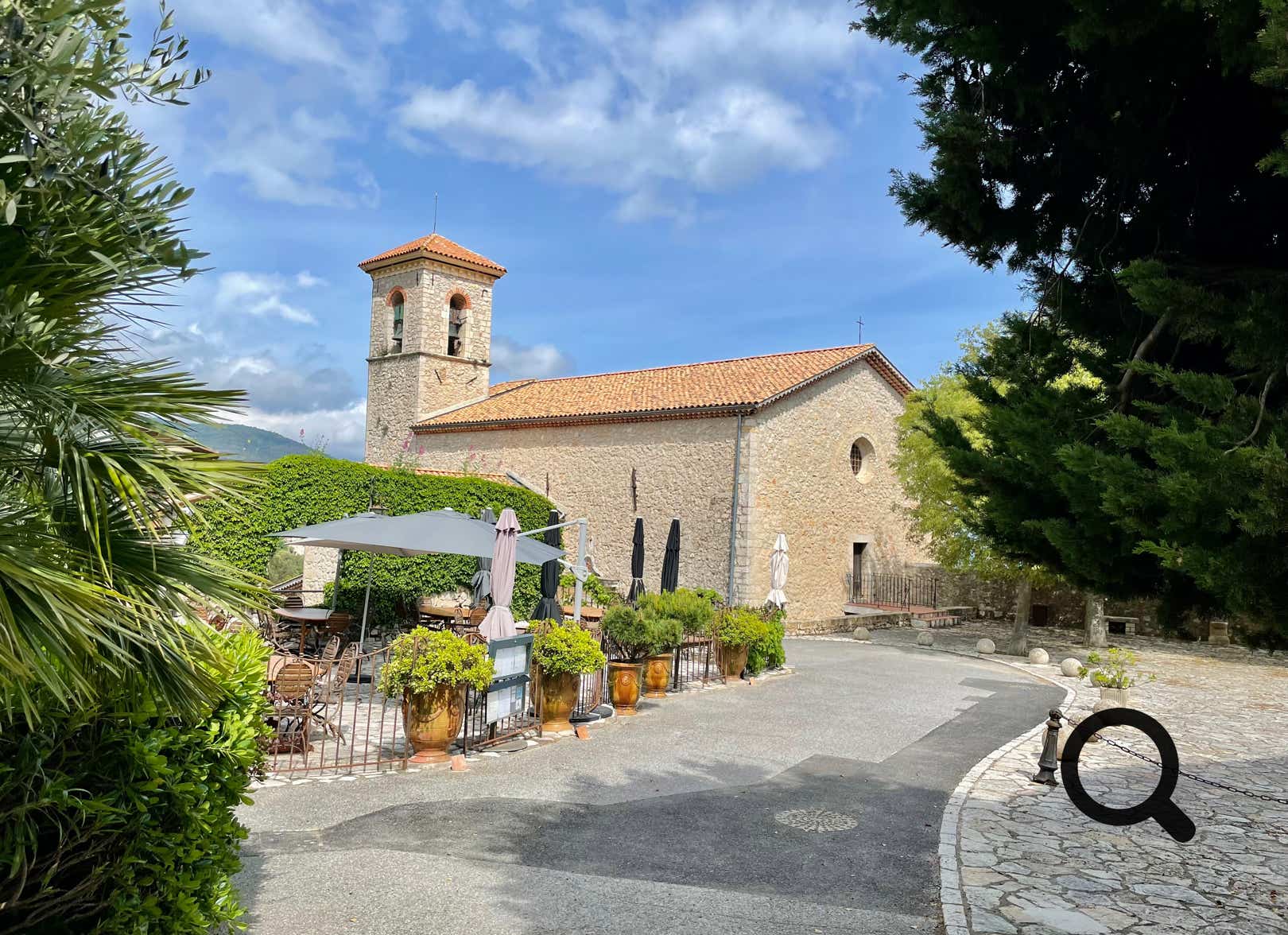 Perché à 550 mètres d’altitude, Cabris est un charmant village provençal situé dans les Alpes-Maritimes, à proximité de Grasse, la capitale mondiale du parfum. Entouré de collines boisées et offrant une vue panoramique exceptionnelle jusqu’à la mer, Cabris séduit immédiatement par son authenticité et son atmosphère paisible.