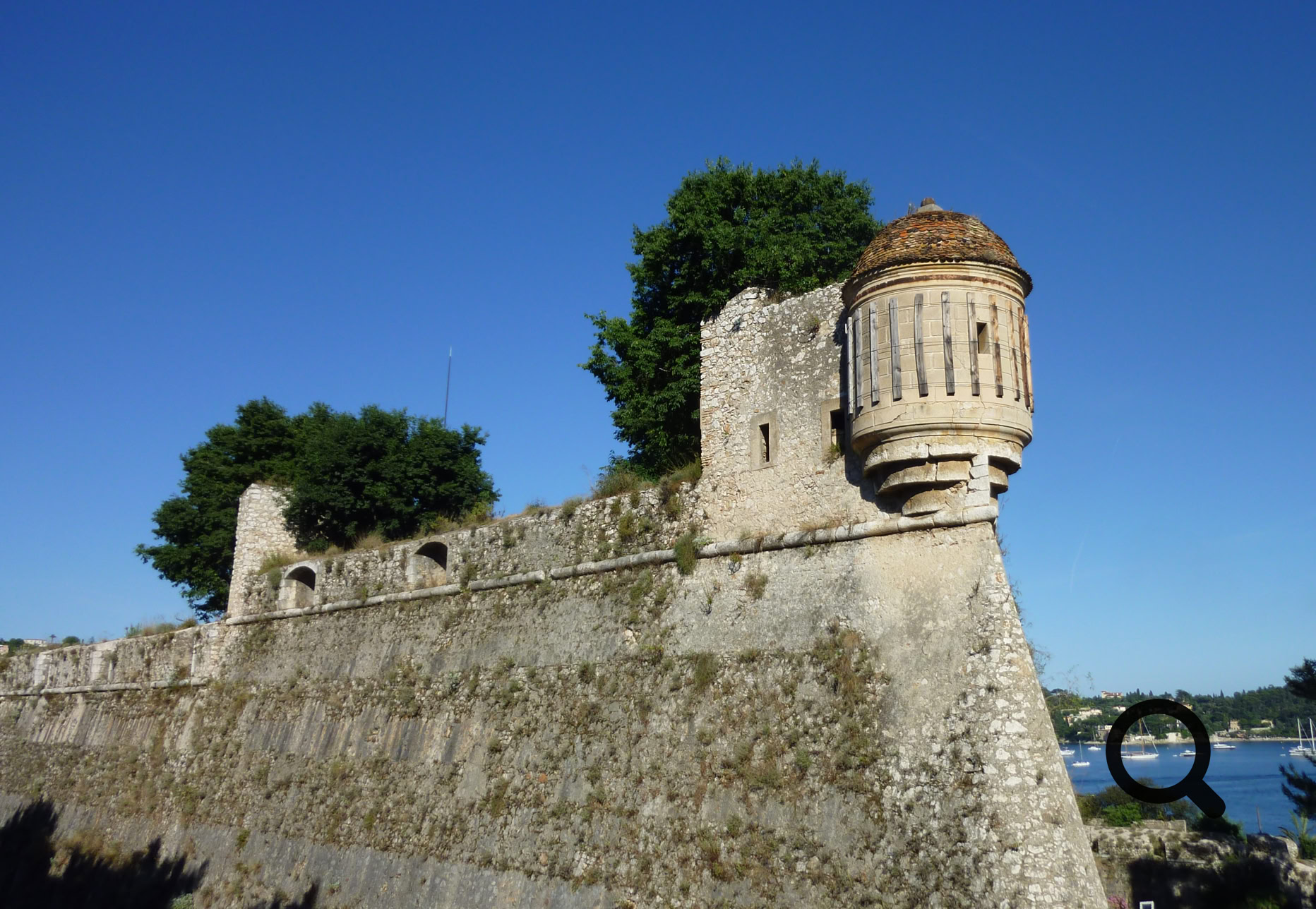 Dominant l'entrée de la magnifique rade de Villefranche-sur-Mer, la Citadelle Saint-Elme est l'un des monuments historiques les plus impressionnants de la ville.