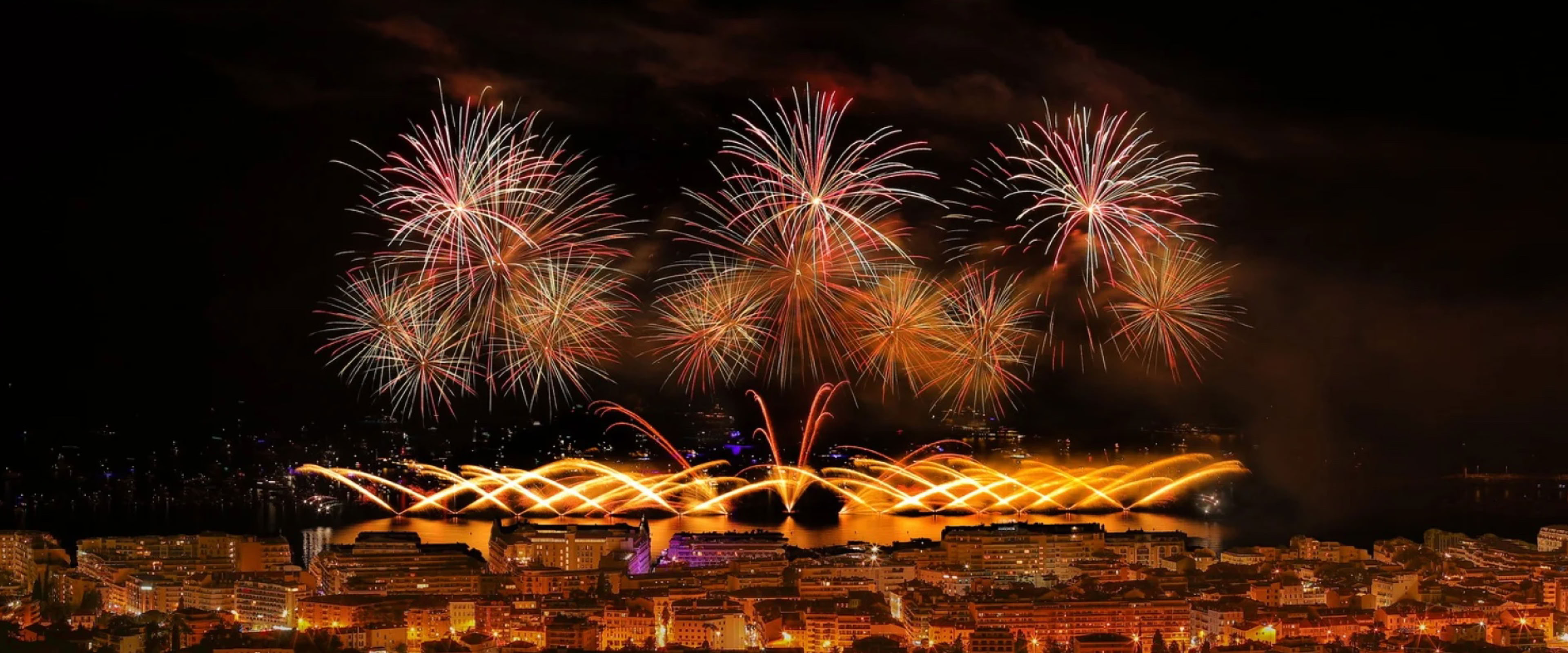 Plus qu'un simple feu d'artifice, il s'agit d'une véritable compétition internationale réunissant des artificiers venus du monde entier. Chaque équipe présente une création originale, synchronisée avec une bande sonore, devant des milliers de spectateurs installés sur la Croisette, les plages ou les hauteurs de Cannes.